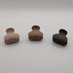 Front view of 4cm matte hair claw clips showing the interlocking teeth and rounded design.

Frontansicht von 4cm matten Haarklammern, die die ineinandergreifenden Zähne und das abgerundete Design zeigt.