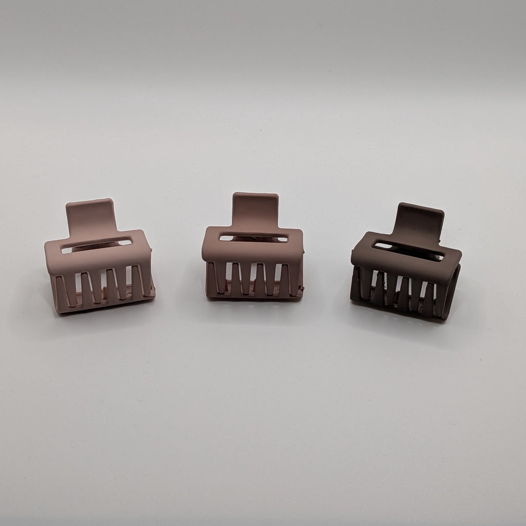 Front view of a 3-piece set of 4cm matte square hollow hair clips showing the frame design and teeth.	

Frontansicht eines 3er-Sets 4cm matter eckiger Haarklammern, die das Rahmendesign und die Zähne zeigt.