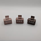 Front view of a 3-piece set of 4cm matte square hollow hair clips showing the frame design and teeth.	

Frontansicht eines 3er-Sets 4cm matter eckiger Haarklammern, die das Rahmendesign und die Zähne zeigt.