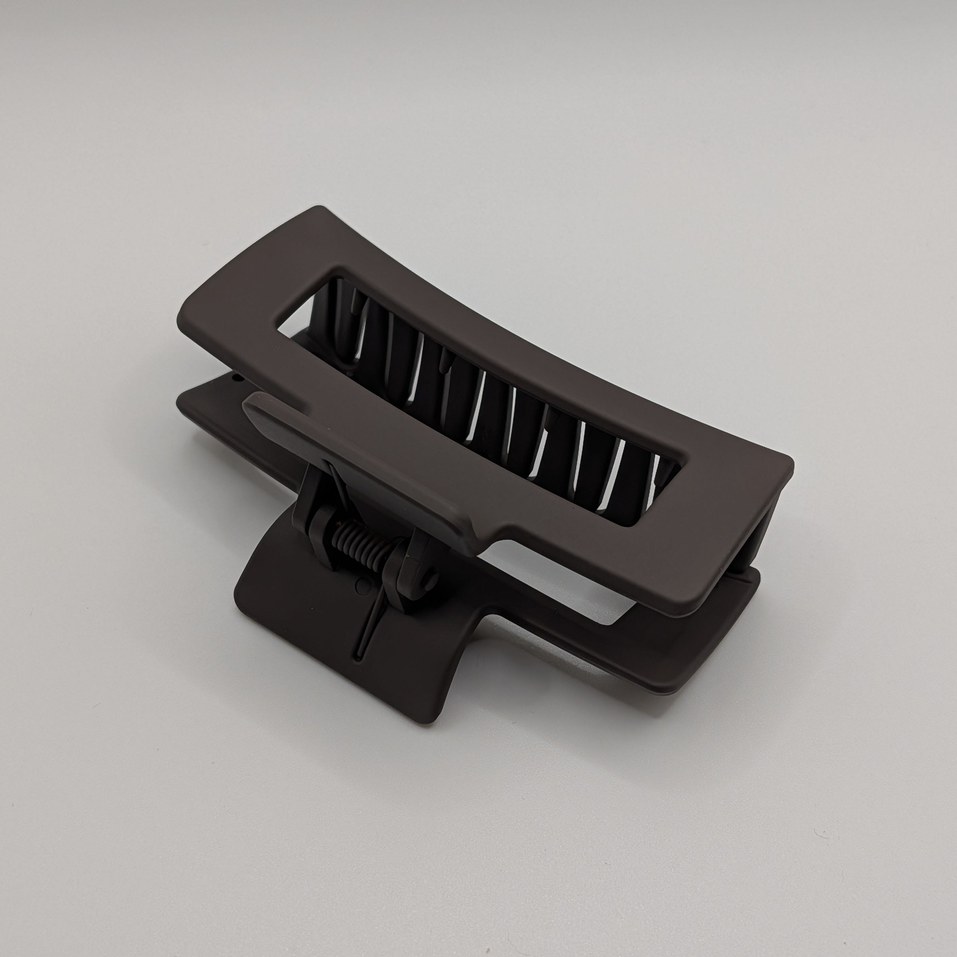 Dunkles Mocha - Top view of 8cm matte dark coffee brown geometric hair clip.

Draufsicht der 8cm matten dunkelbraunen geometrischen Haarspange