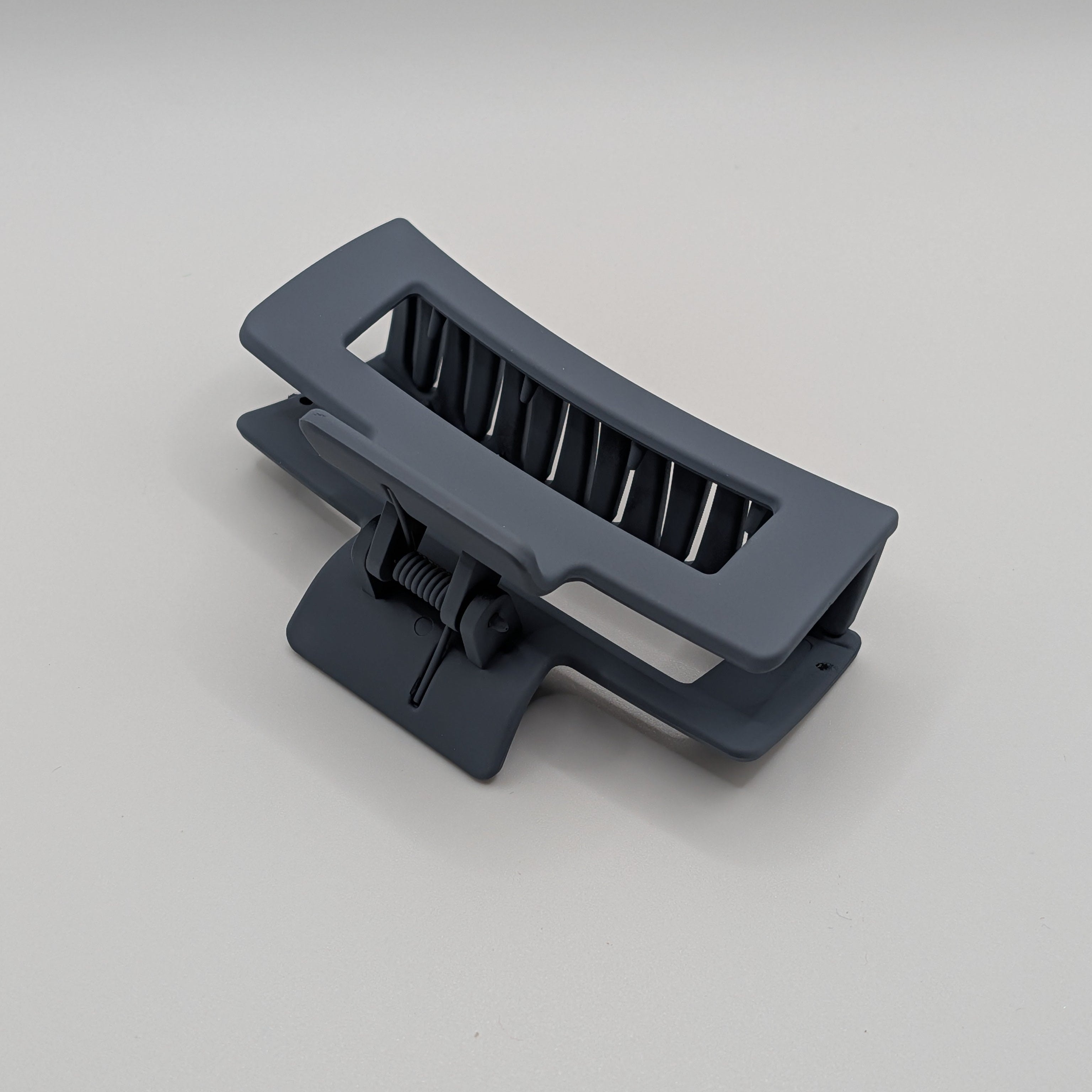 Blaues Galaxie Mosaik - Top view of 8cm matte slate grey strong hold hair claw.

Draufsicht der 8cm matten schiefergrauen Haarklammer mit starkem Halt