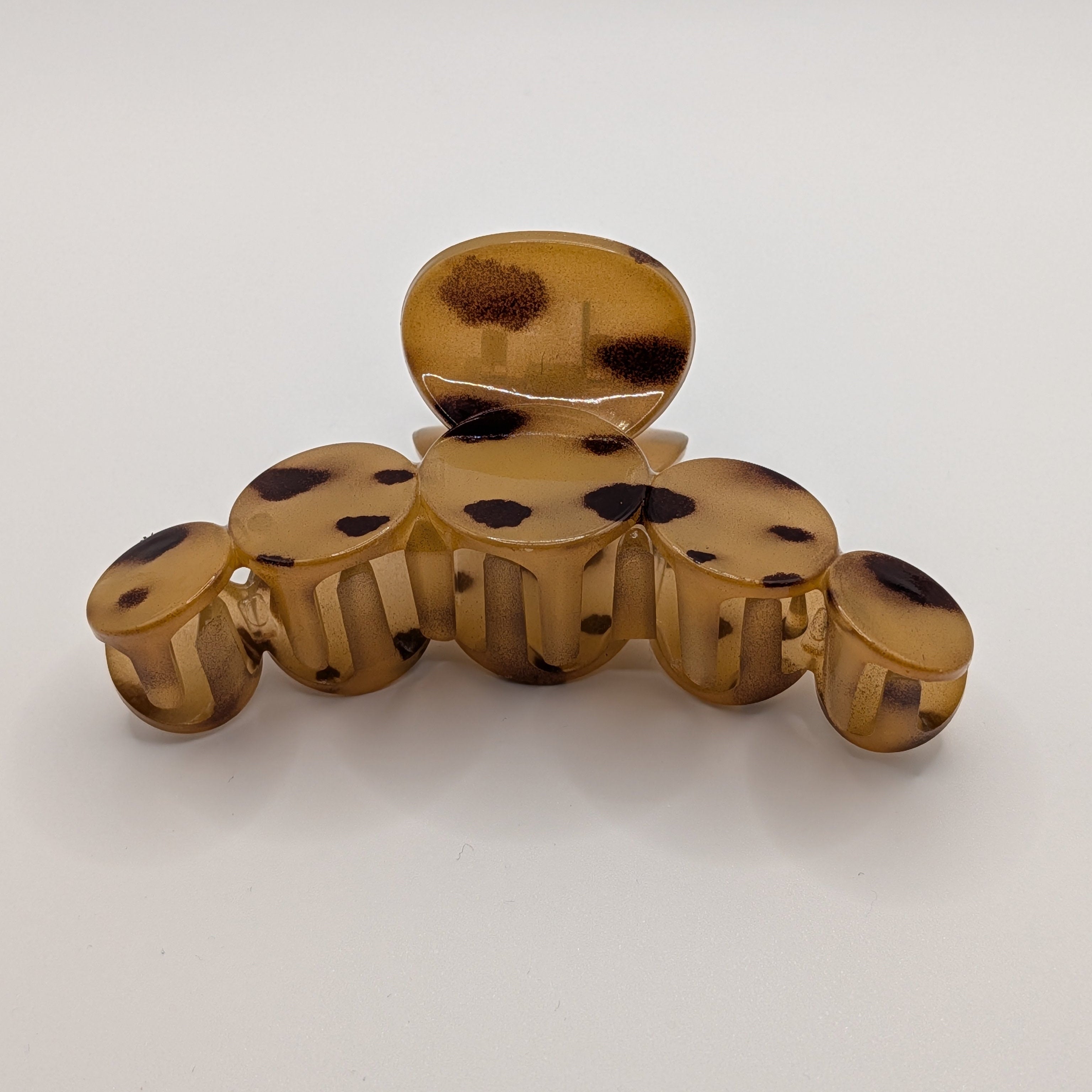 Hellbernstein Schildpatt - Front view of an amber tortoise shell bubble-shaped hair claw clip on a white background.

Vorderansicht einer bernsteinfarbenen Bubble-Haarklammer im Schildpatt-Look auf weißem Hintergrund.