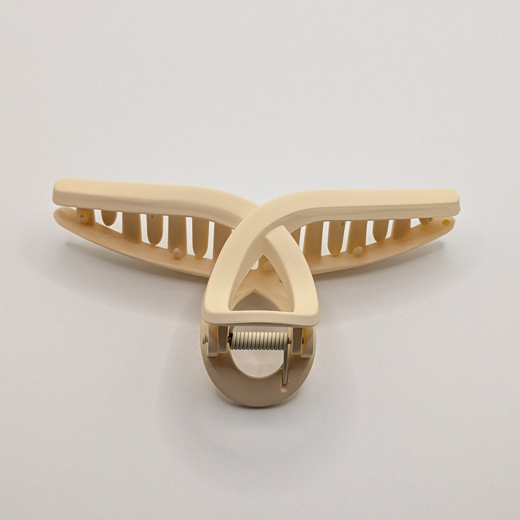 Beige- Angled view of a large beige matte hair clamp.

Schrägansicht einer großen beigen matten Haarklammer