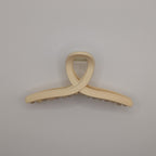 Beige - Top view of a matte cream cross-loop hair claw clip.

Draufsicht einer matten cremefarbenen Haarklammer mit Kreuzschleife