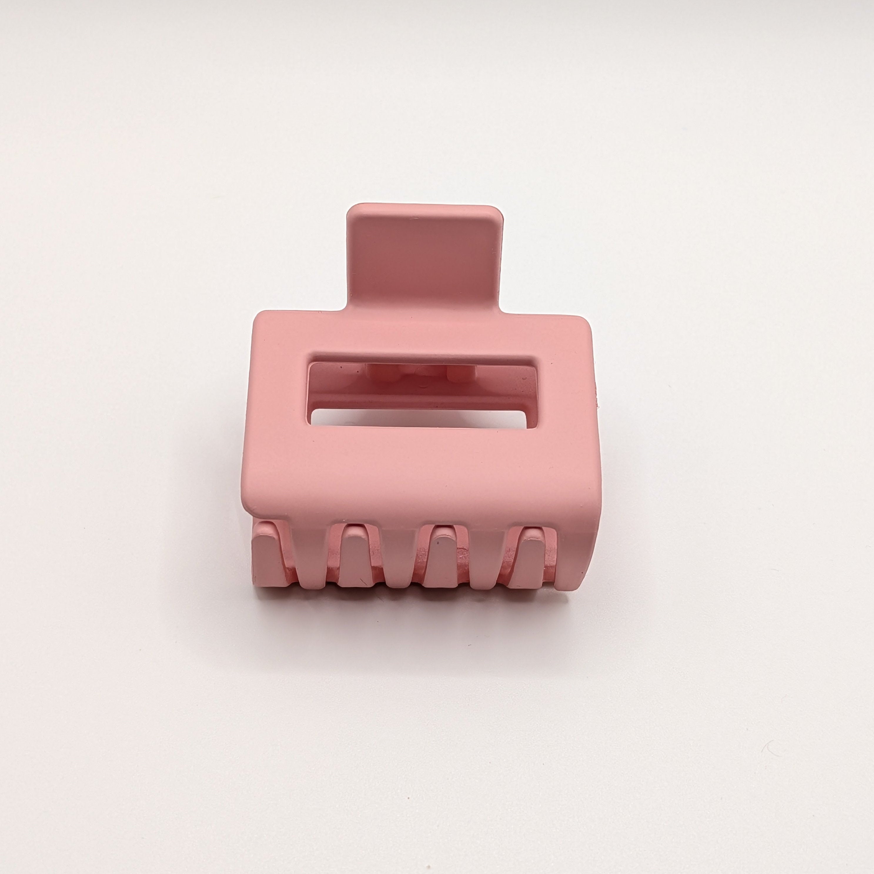 Rosa Marmor - Front view of 5cm Blush Pink matte rectangular hair accessory.	

Frontansicht der 5cm zartrosanen matten rechteckigen Haarklammer.