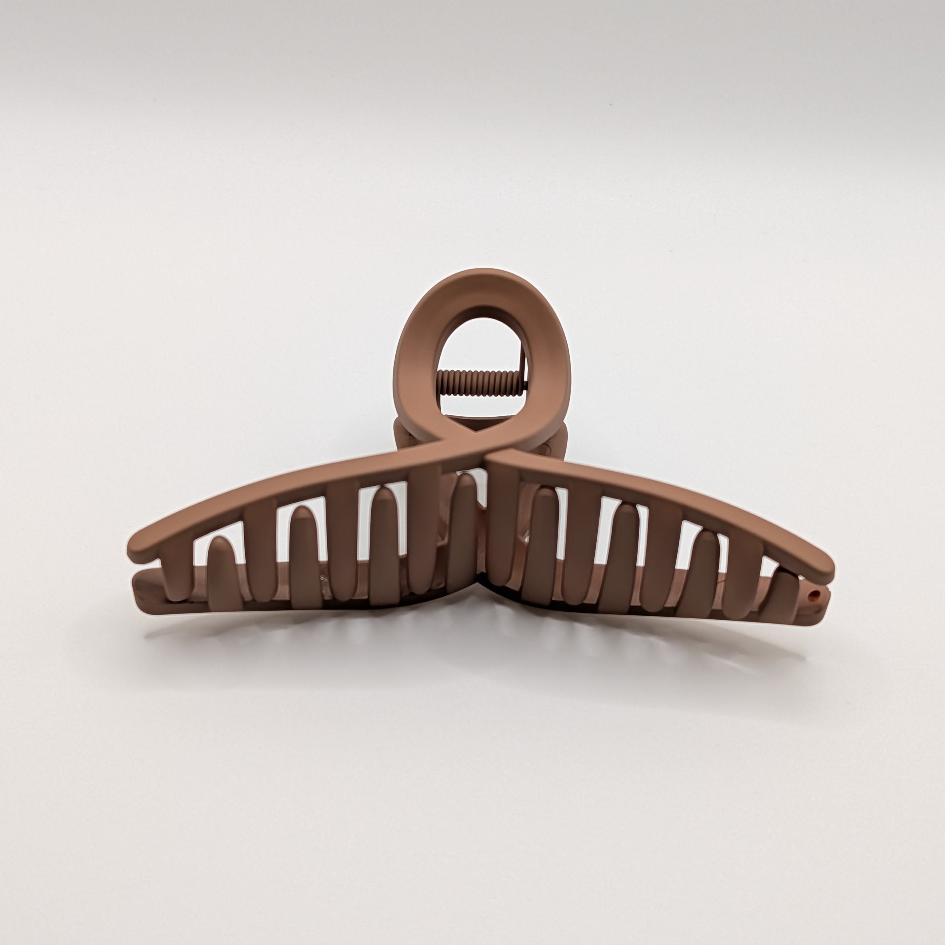 Braun - Matte mocha brown hair claw clip front view.

Matte mokkabraune Haarklammer Frontansicht
