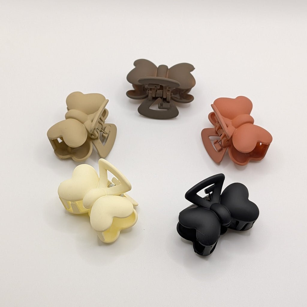 Close-up shot of butterfly bow claw clips showing the spring mechanism and matte texture.

Nahaufnahme der Schmetterlings-Clips zur Darstellung der Feder und der matten Textur.