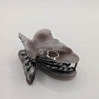 Geräucherter Obsidian - Haarspange „Smoky Night“ | Rauchgrau-Achat  - Mercy Haaraccessoires

Detailreiche Draufsicht einer rauchgrau marmorierten Haarklammer in Schmetterlingsform auf weißem Untergrund.