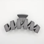 Grau - Side profile of a large matte charcoal geometric hair claw clip on a white background.

Seitenansicht einer großen, matten Haarklammer in Anthrazit auf weißem Hintergrund.