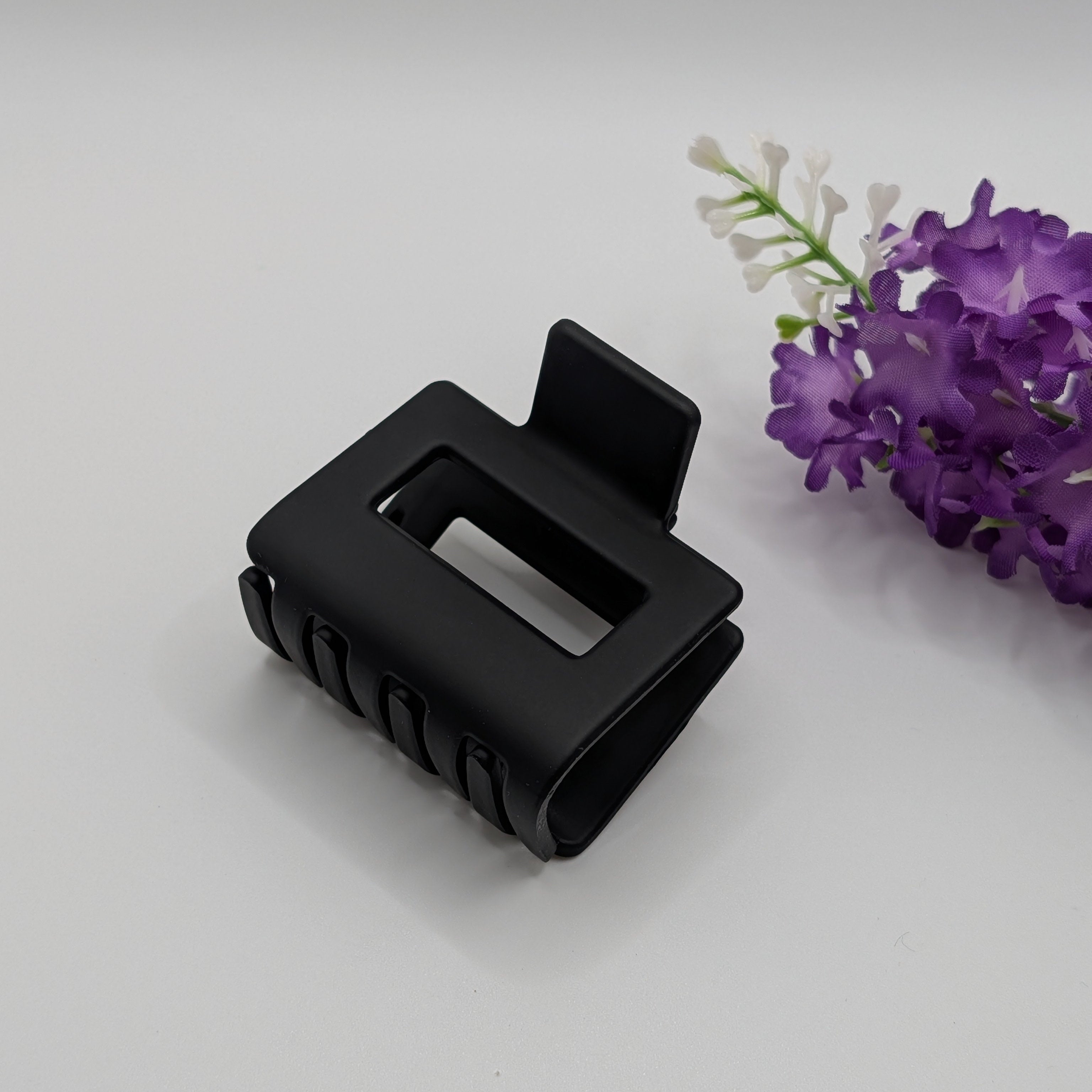 Matt Schwarz - 5cm Classic Black matte rectangular hair claw clip minimalist style.

5cm Klassische schwarze matte rechteckige Haarklammer im Minimal-Stil.