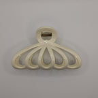 Creme - Front view of a cream-colored fan-shaped hair claw clip on a white background.

Frontansicht einer cremefarbenen Haarklammer in Fächerform auf weißem Hintergrund.