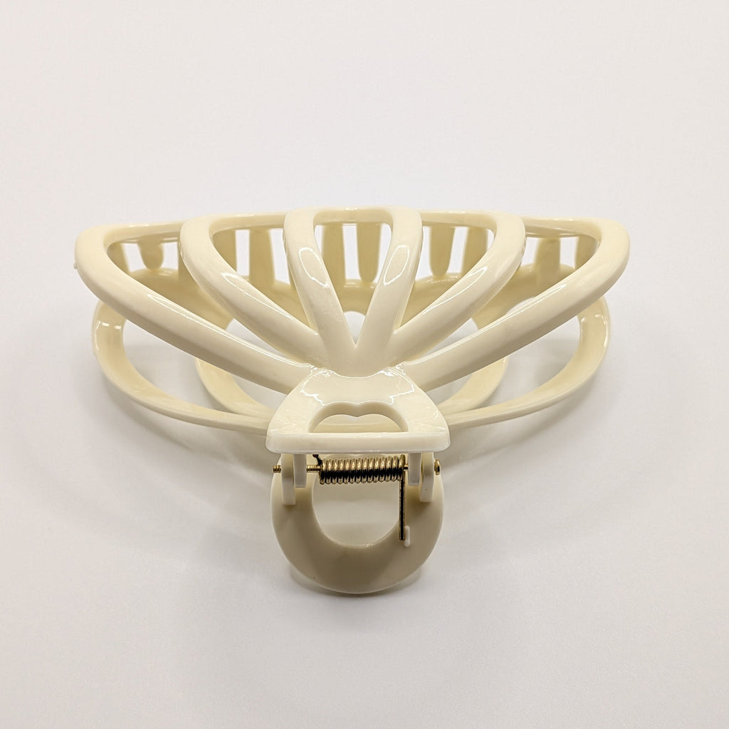 Creme - Top-down view showing the metal spring and internal structure of the claw clip.

Draufsicht auf die Metallfeder und die interne Struktur der Haarklammer.