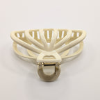 Creme - Top-down view showing the metal spring and internal structure of the claw clip.

Draufsicht auf die Metallfeder und die interne Struktur der Haarklammer.