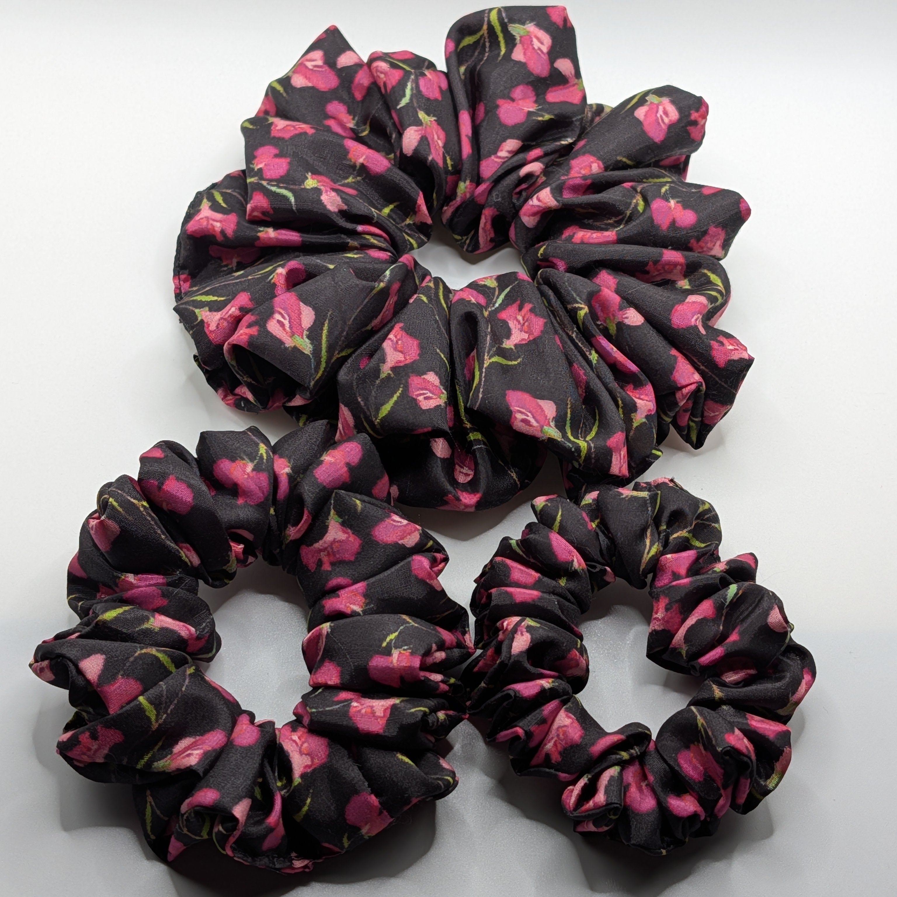 3er Set - 3-piece set of pink floral satin scrunchies in large, medium, and small sizes.

3er Set florale Satin Scrunchies in den Größen Groß, Mittel und Klein.