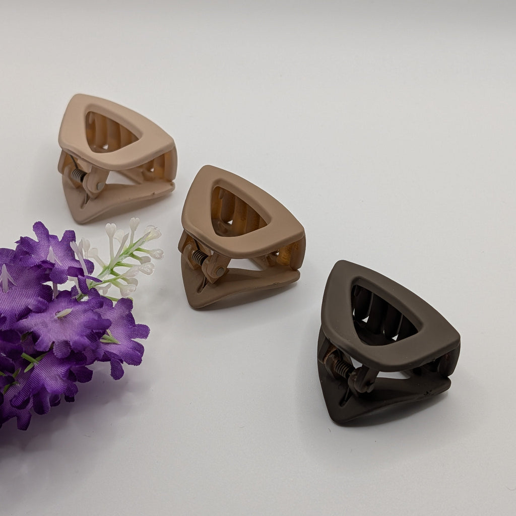 Three 4cm triangle matte hair clips arranged next to purple flowers on a white surface.

Drei 4cm dreieckige matte Haarklammern, arrangiert neben lila Blumen auf einer weißen Fläche.