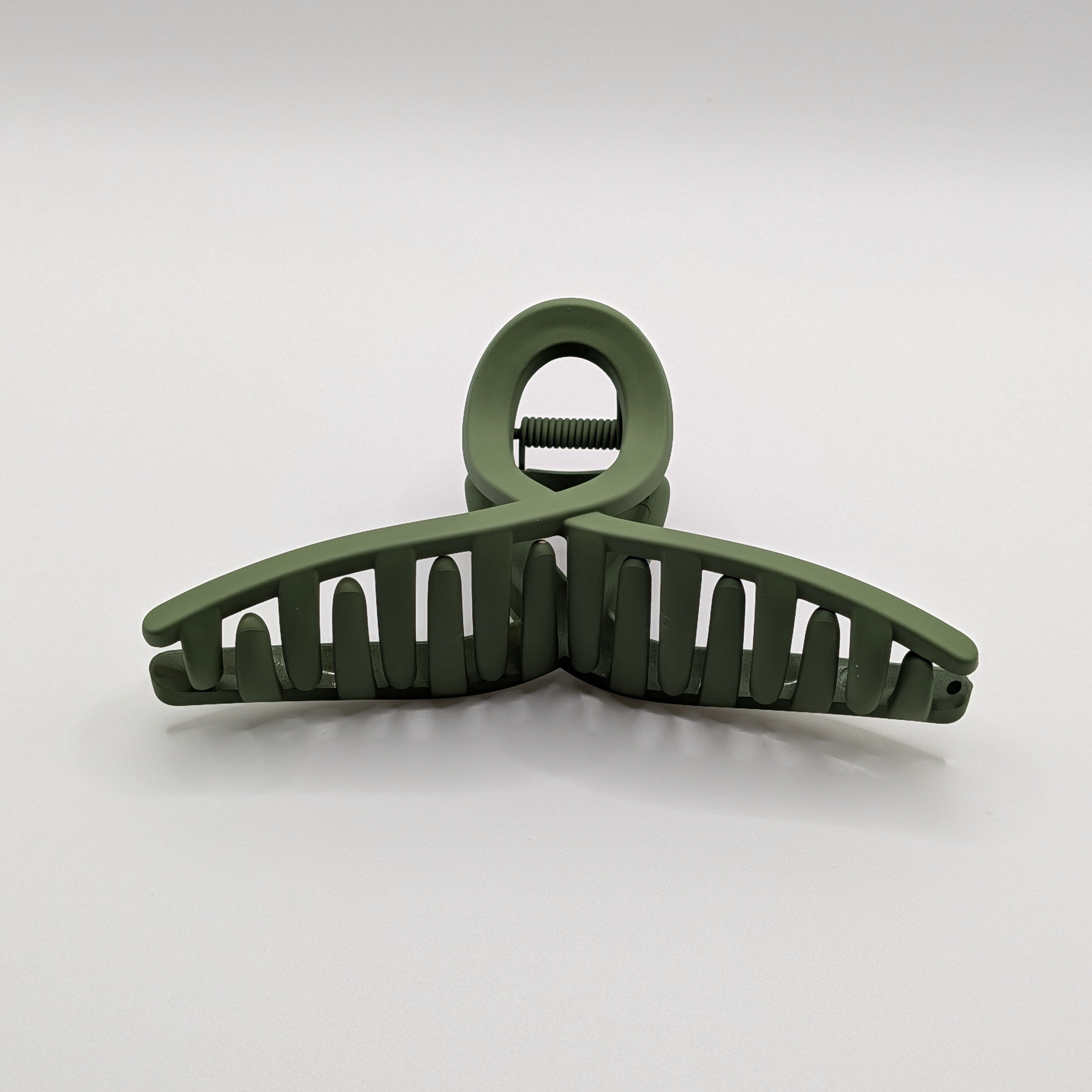 Grün - Matte green hair clamp showing internal teeth grip.

Matte grüne Haarklammer mit Ansicht der Innenzähne