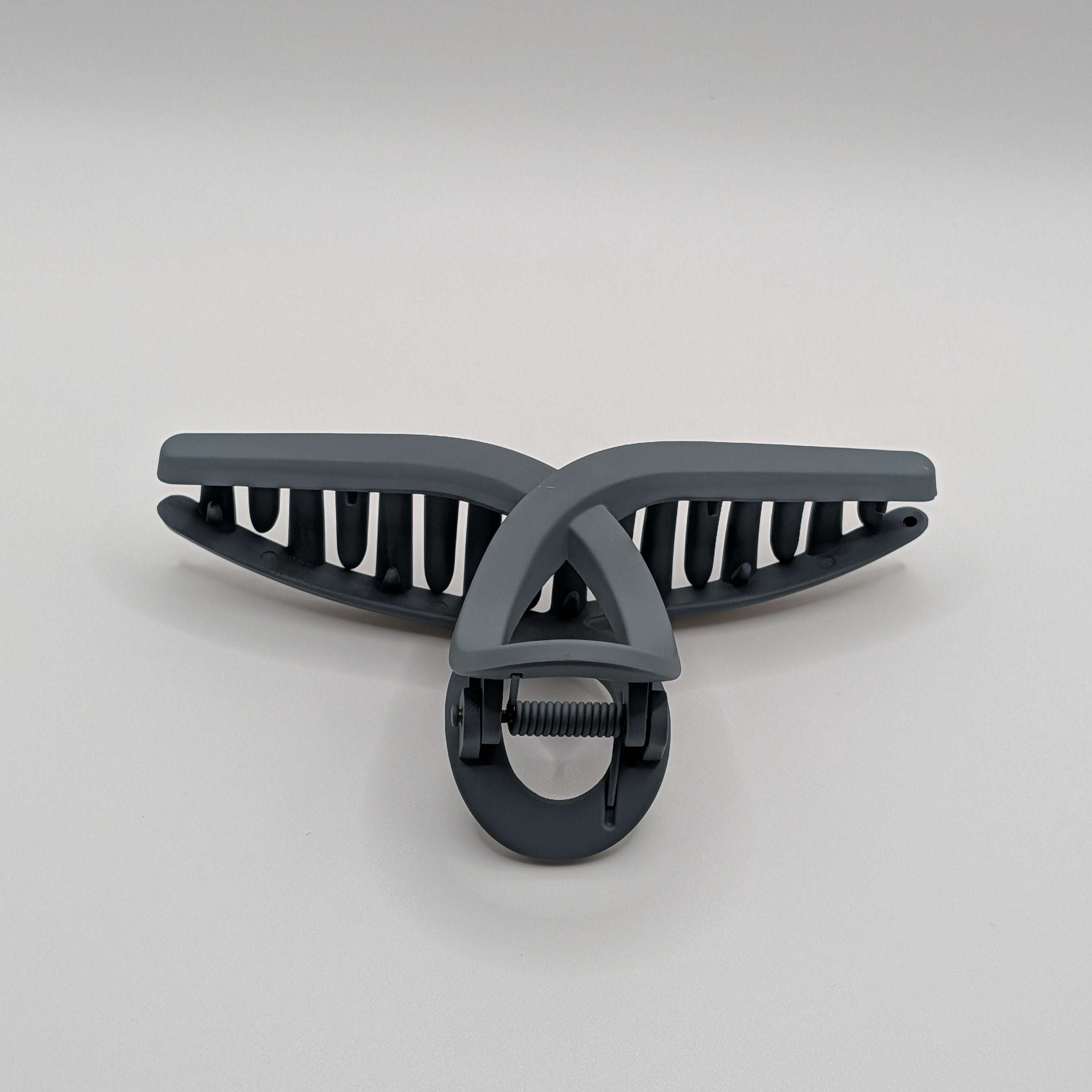 Grau - Top view of dark grey matte minimalist hair clamp.

Draufsicht einer dunkelgrauen matten minimalistischen Haarklammer