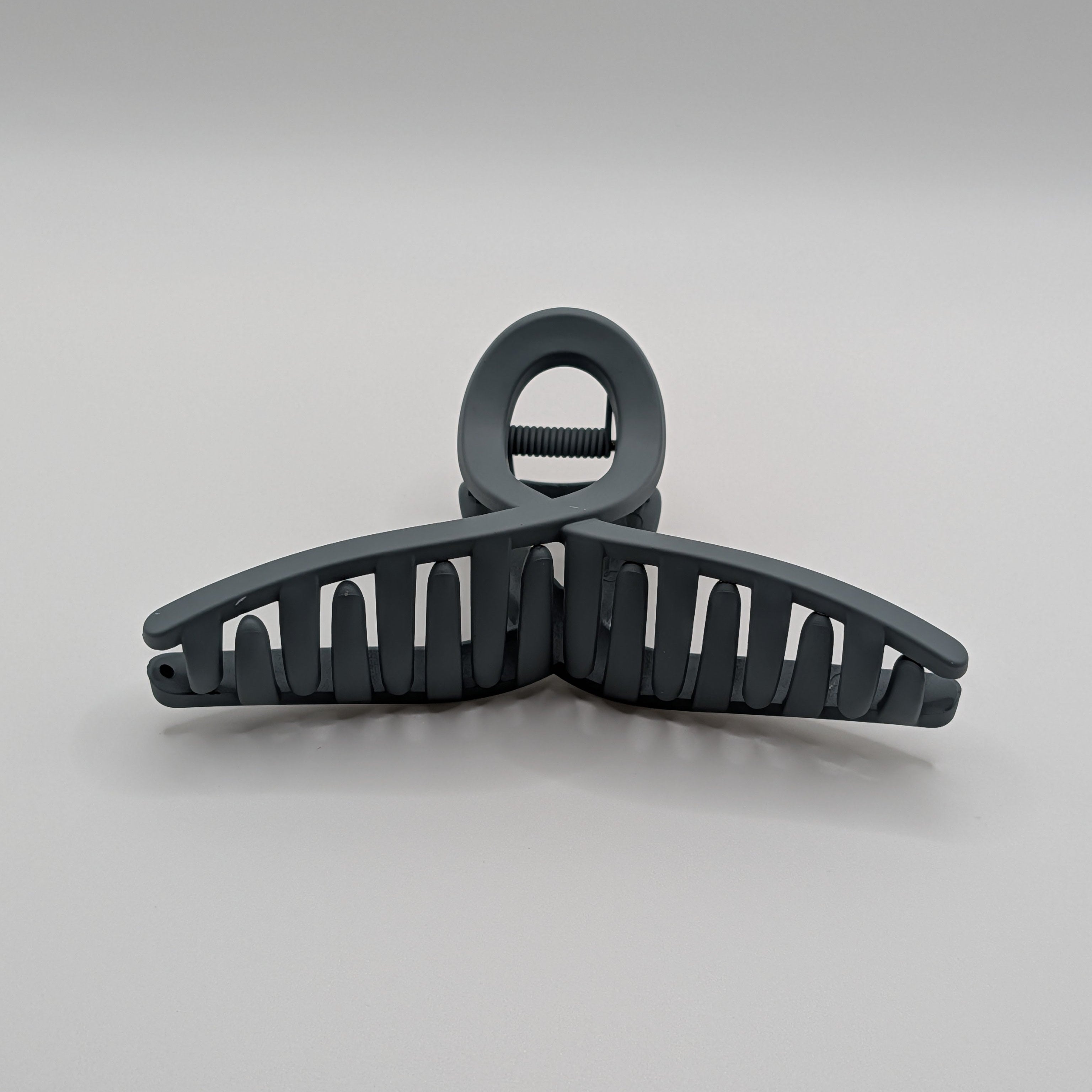 Grau - Front view of charcoal grey large hair claw clip.

Frontansicht einer anthrazitgrauen großen Haarklammer
