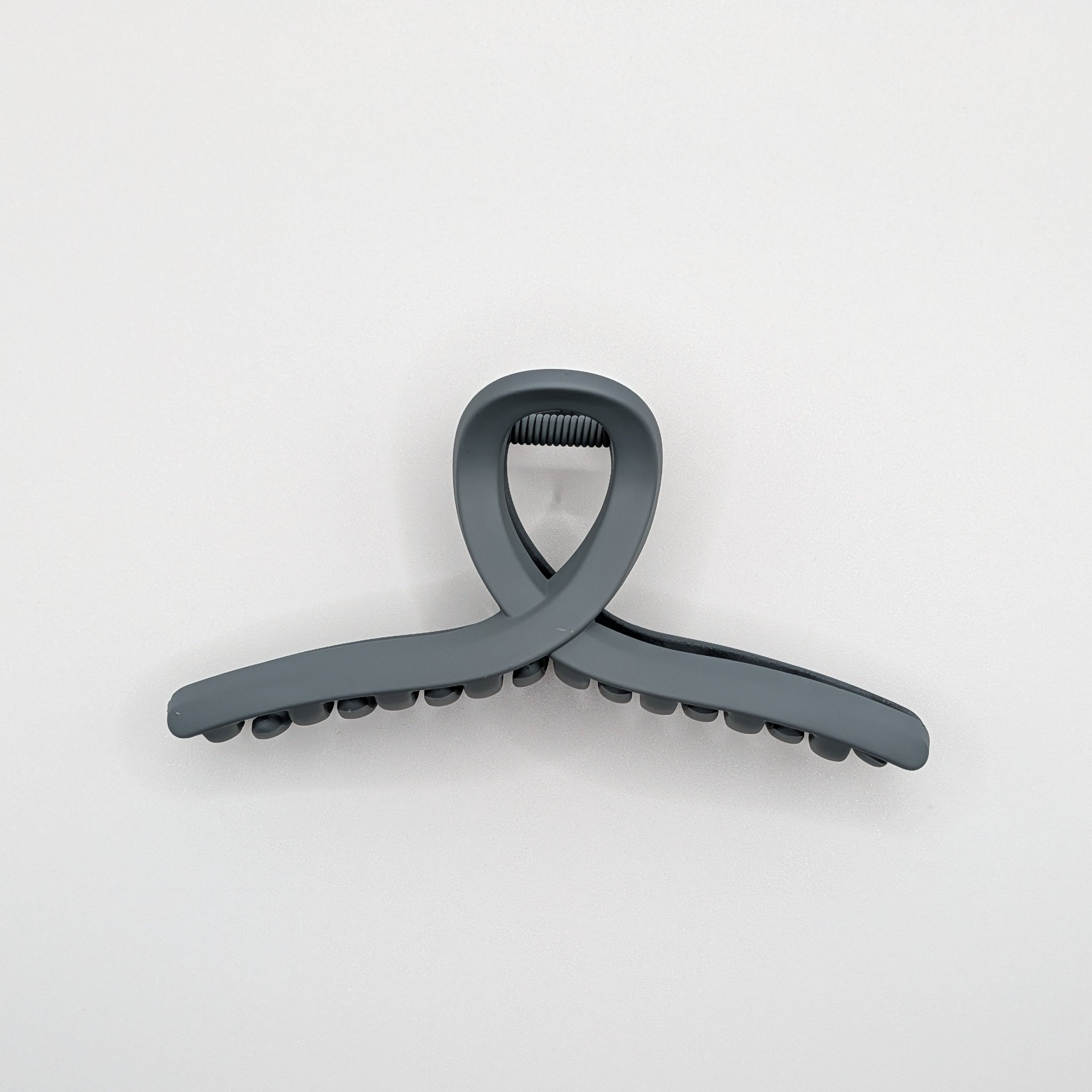 Grau - Side profile of a charcoal grey matte hair claw clip.

Seitenprofil einer anthrazitgrauen matten Haarklammer