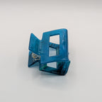 Ozeanblau Marmoriert - Haarspange „Geo-Marine“ | Transluzentes Petrol-Blau - Mercy Haaraccessoires

Seitenansicht einer eckigen, blau-grün marmorierten Haarklammer mit modernem, minimalistischem Design.