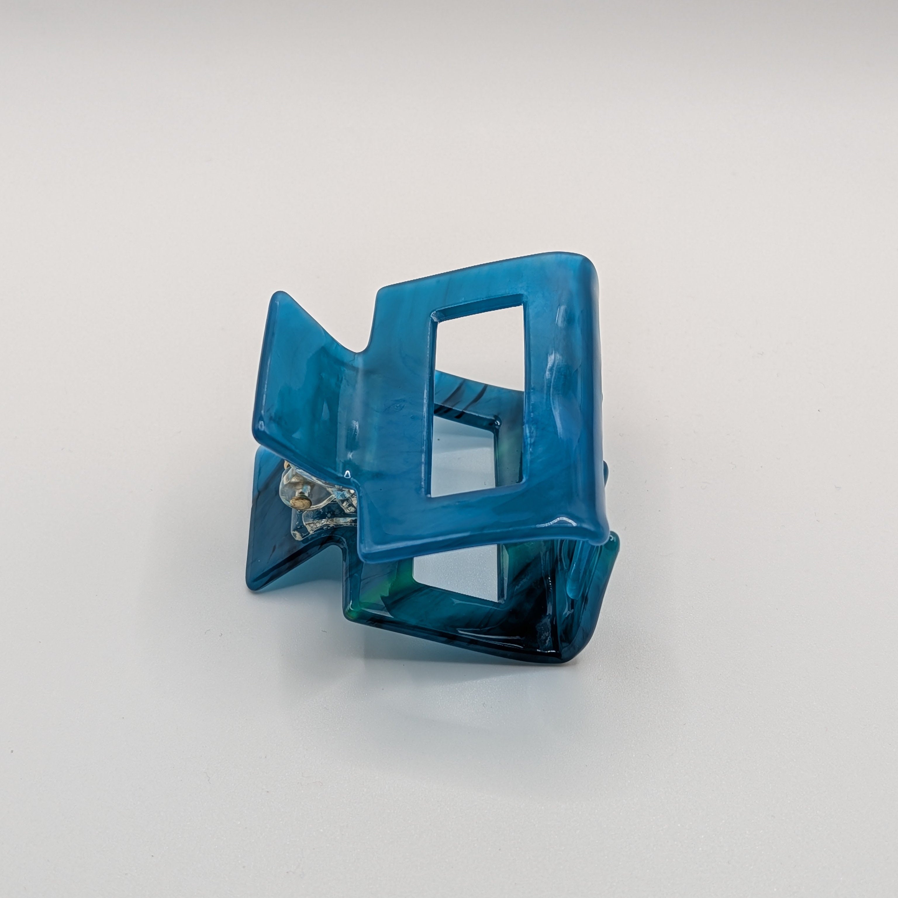 Ozeanblau Marmoriert - Haarspange „Geo-Marine“ | Transluzentes Petrol-Blau - Mercy Haaraccessoires

Seitenansicht einer eckigen, blau-grün marmorierten Haarklammer mit modernem, minimalistischem Design.