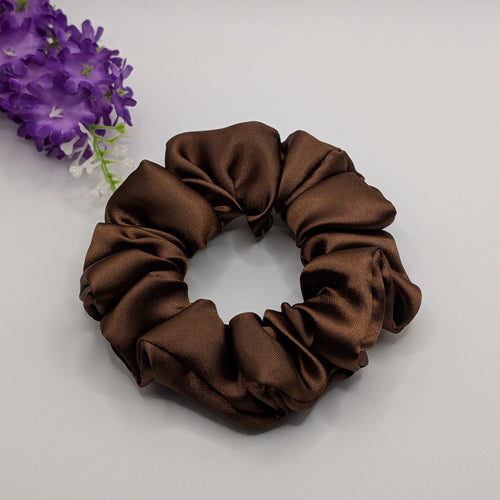 3er Set - Detailansicht eines glänzenden braunen Satin Scrunchies

Detail view of a shiny brown satin scrunchie