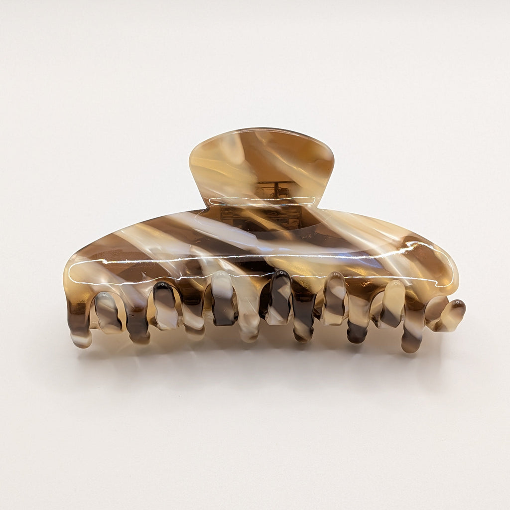 Klassisches Schildpatt - "Cappuccino Wave" – 10cm Luxus Acetat Haarklammer - Mercy Haaraccessoires

Draufsicht auf die marmorierte Acetat-Haarklammer mit Fokus auf die goldene Metallfeder.