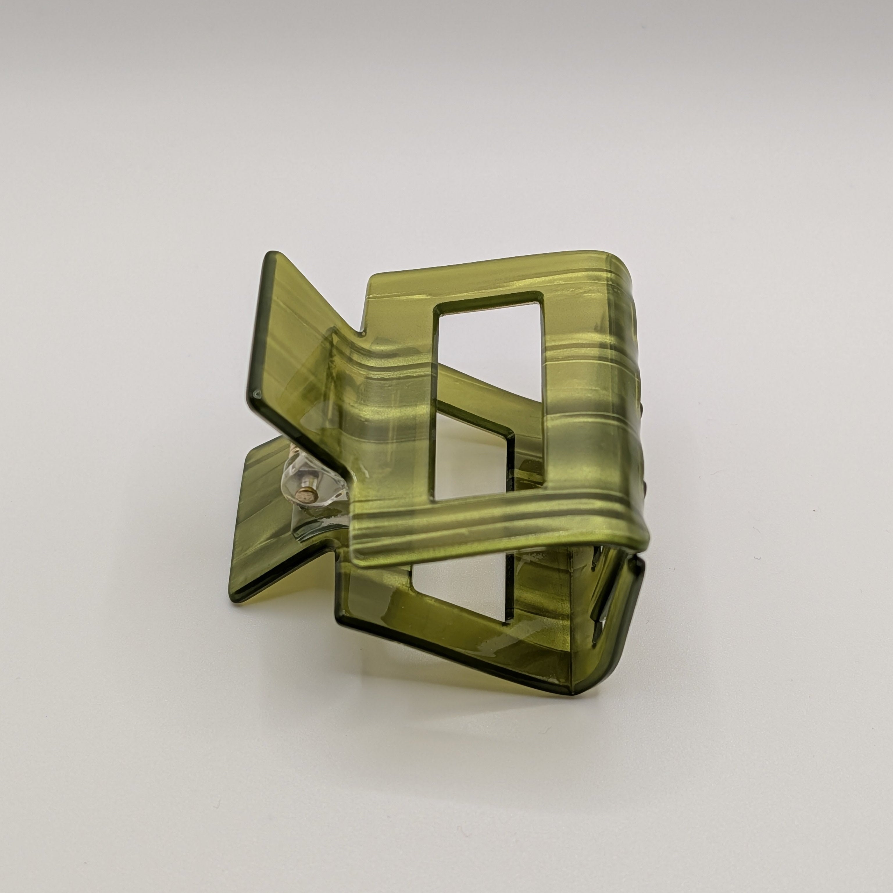 Olivgrün Gestreift - Seitenansicht der 5cm Acetat-Haarspange in Olivgrün, zeigt die stabilen Zinken und das eckige Design.