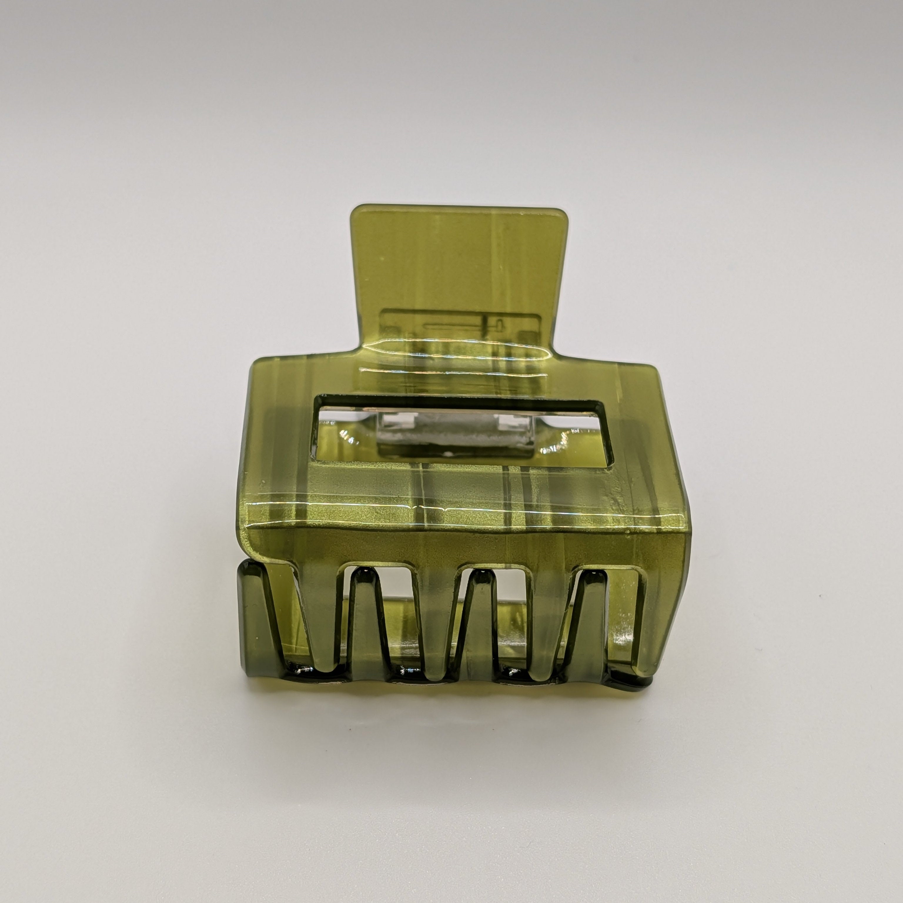 Olivgrün Gestreift - Quadratische Haarklammer aus olivgrünem Acetat, 5cm breit, Frontansicht auf weißem Hintergrund.