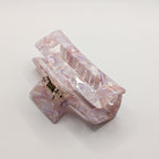 Lavendel-Traum - "Geo-Lavender Maxi" 7.5cm Haarspange - Mercy Haaraccessoires

Rückansicht der fliederfarbenen Klammer mit Fokus auf die Feder und die stabilen Greifzähne für dickes Haar.