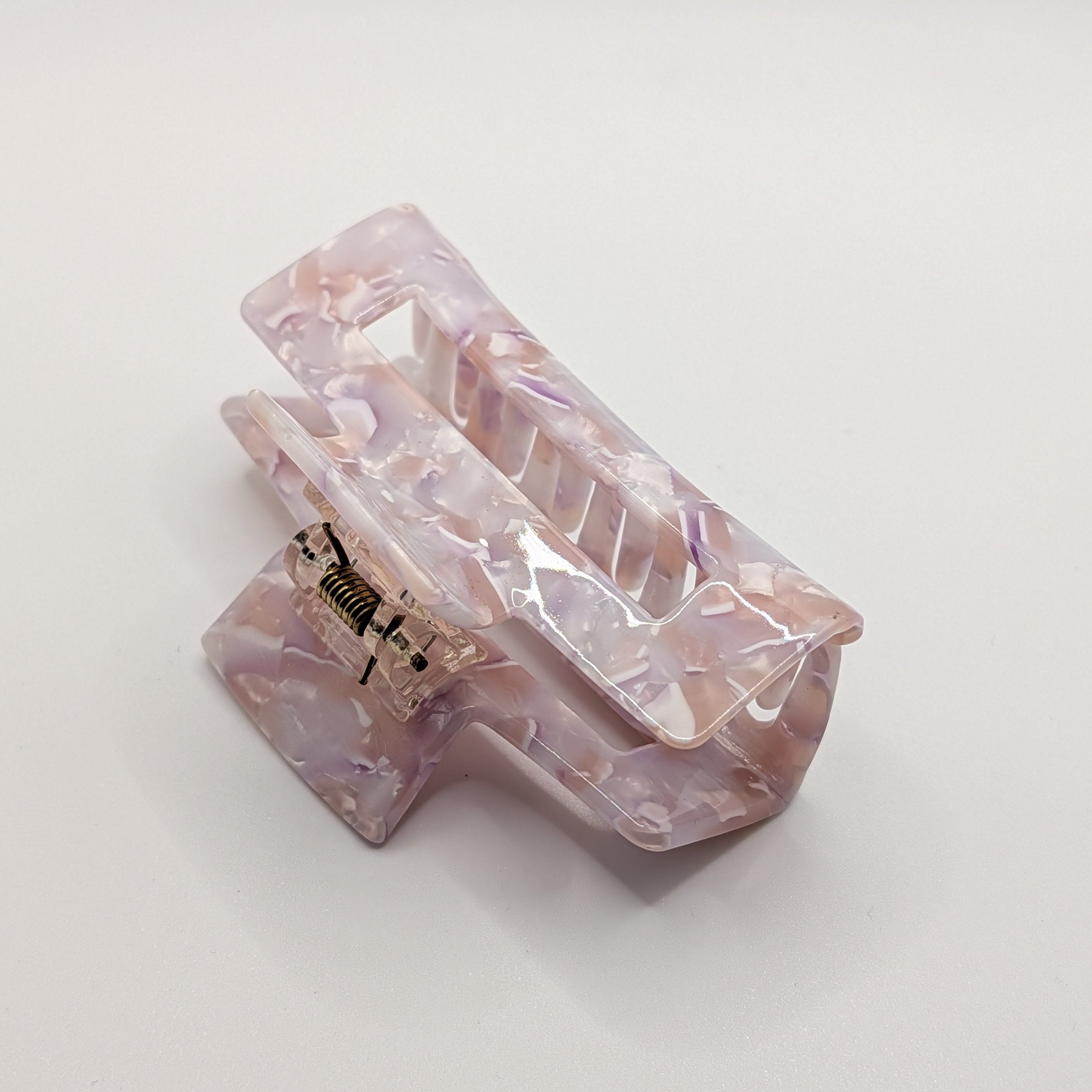 Lavendel-Traum - "Geo-Lavender Maxi" 7.5cm Haarspange - Mercy Haaraccessoires

Rückansicht der fliederfarbenen Klammer mit Fokus auf die Feder und die stabilen Greifzähne für dickes Haar.