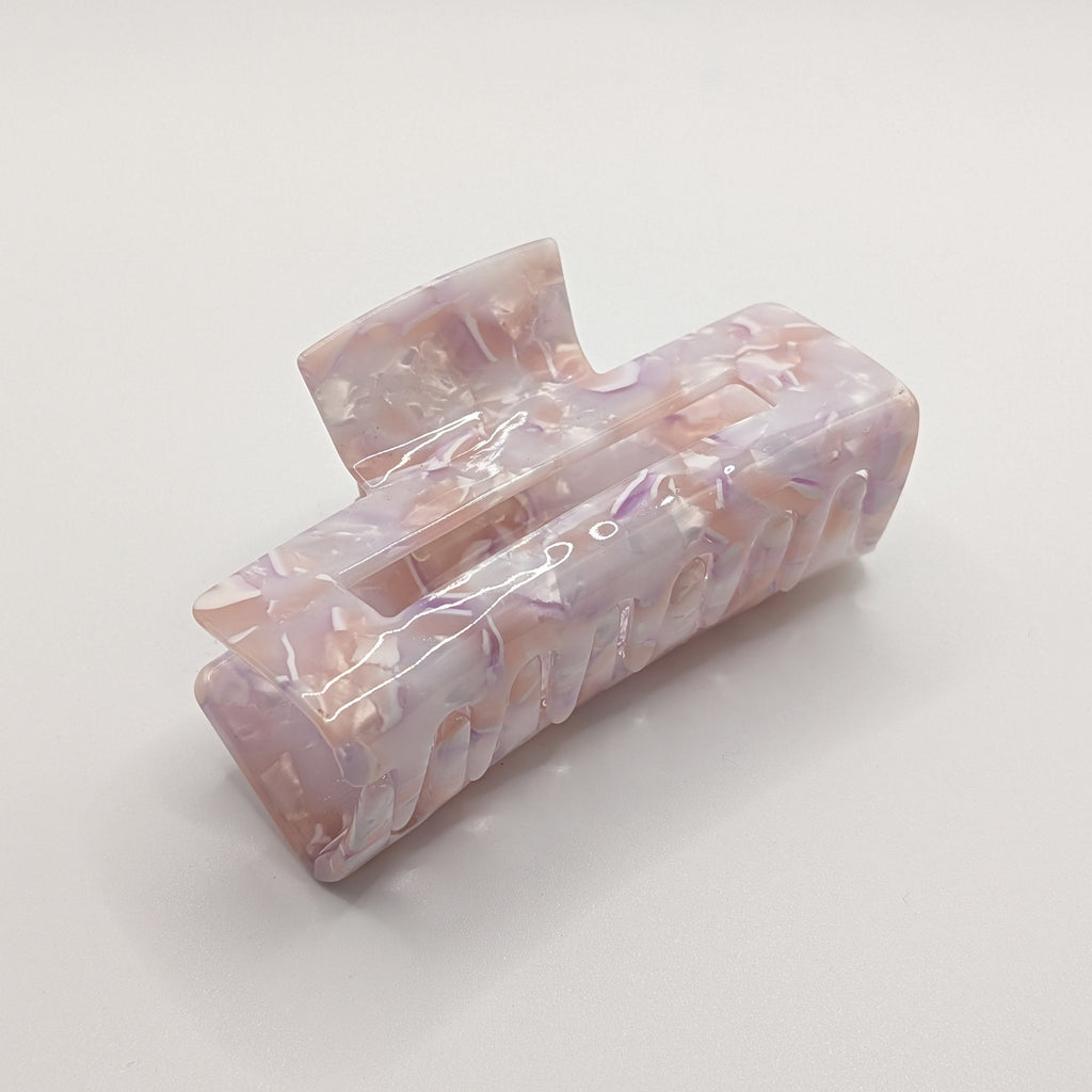 Lavendel-Traum - "Geo-Lavender Maxi" 7.5cm Haarspange - Mercy Haaraccessoires

Draufsicht auf die flieder-weiß marmorierte Struktur der rechteckigen Acryl-Klammer.