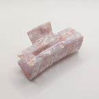 Lavendel-Traum - "Geo-Lavender Maxi" 7.5cm Haarspange - Mercy Haaraccessoires

Draufsicht auf die flieder-weiß marmorierte Struktur der rechteckigen Acryl-Klammer.