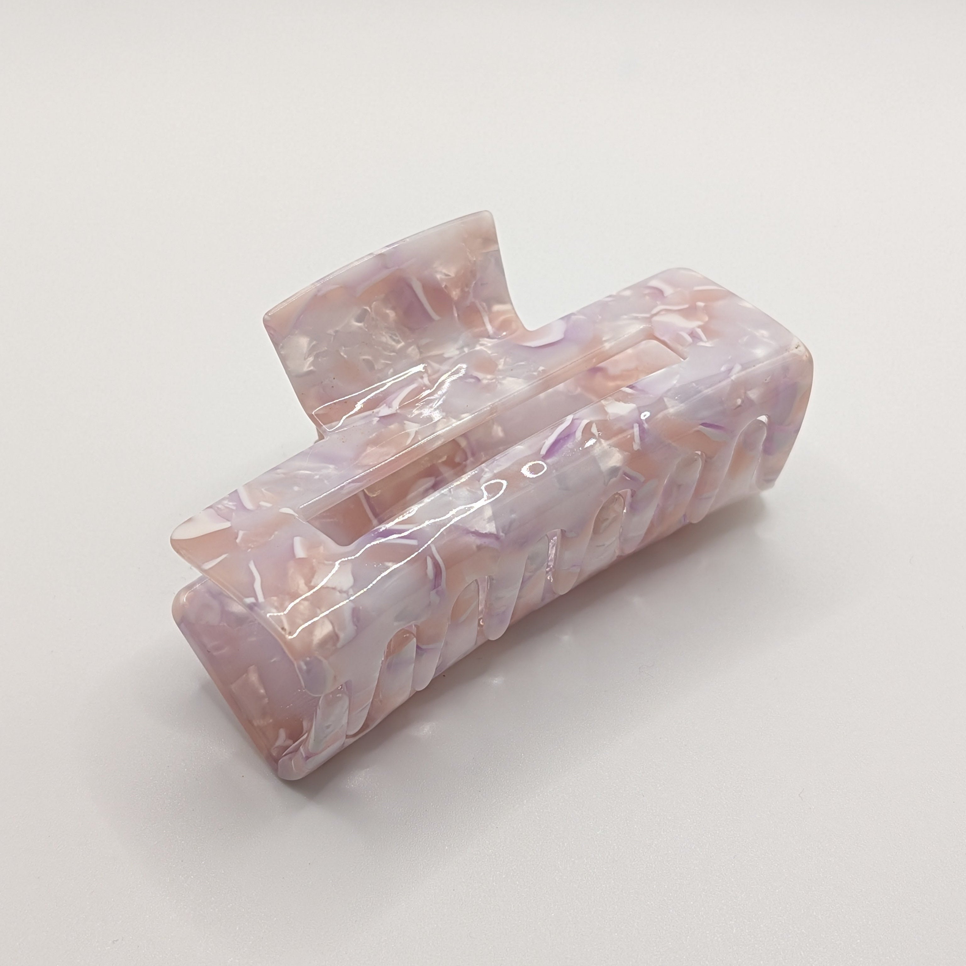 Lavendel-Traum - "Geo-Lavender Maxi" 7.5cm Haarspange - Mercy Haaraccessoires

Draufsicht auf die flieder-weiß marmorierte Struktur der rechteckigen Acryl-Klammer.