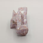 Lavendel-Traum - "Geo-Lavender Maxi" 7.5cm Haarspange - Mercy Haaraccessoires

Seitliche Ansicht der fliederfarbenen Acryl-Haarklammer, die das hochwertige, glänzende Material betont.