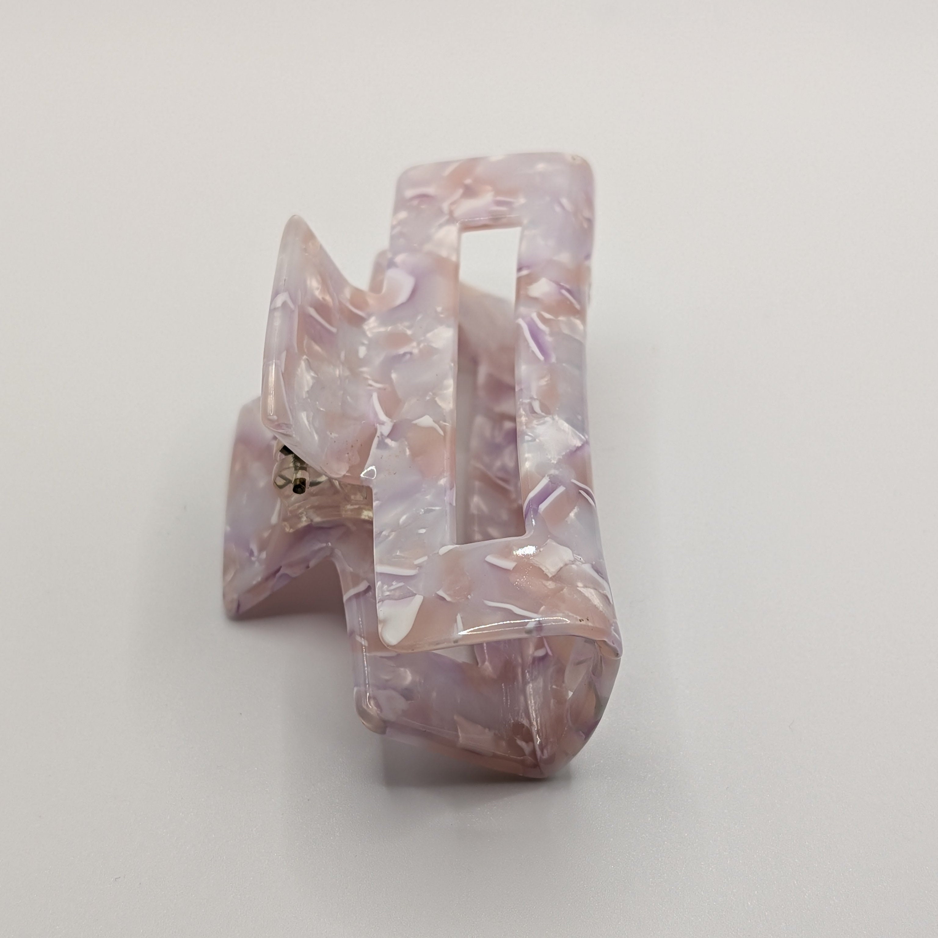 Lavendel-Traum - "Geo-Lavender Maxi" 7.5cm Haarspange - Mercy Haaraccessoires

Seitliche Ansicht der fliederfarbenen Acryl-Haarklammer, die das hochwertige, glänzende Material betont.