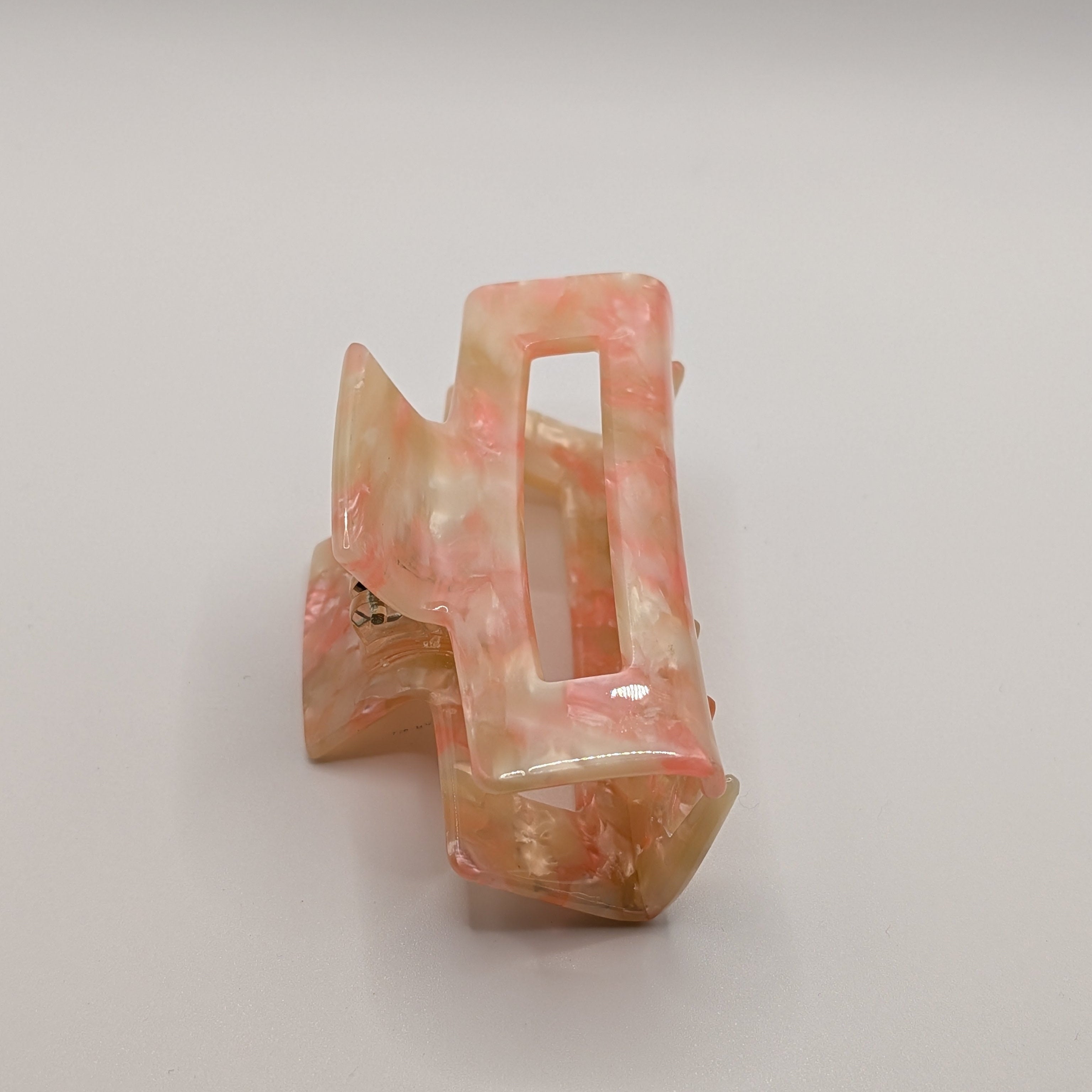 Pfirsich-Sorbet - "Geo-Summer Maxi" 7.5cm Haarspange - Mercy Haaraccessoires

Perspektivische Ansicht der Haarklammer aus Acryl, die die halbtransparente Marmorierung in Rosa- und Beigetönen zeigt.