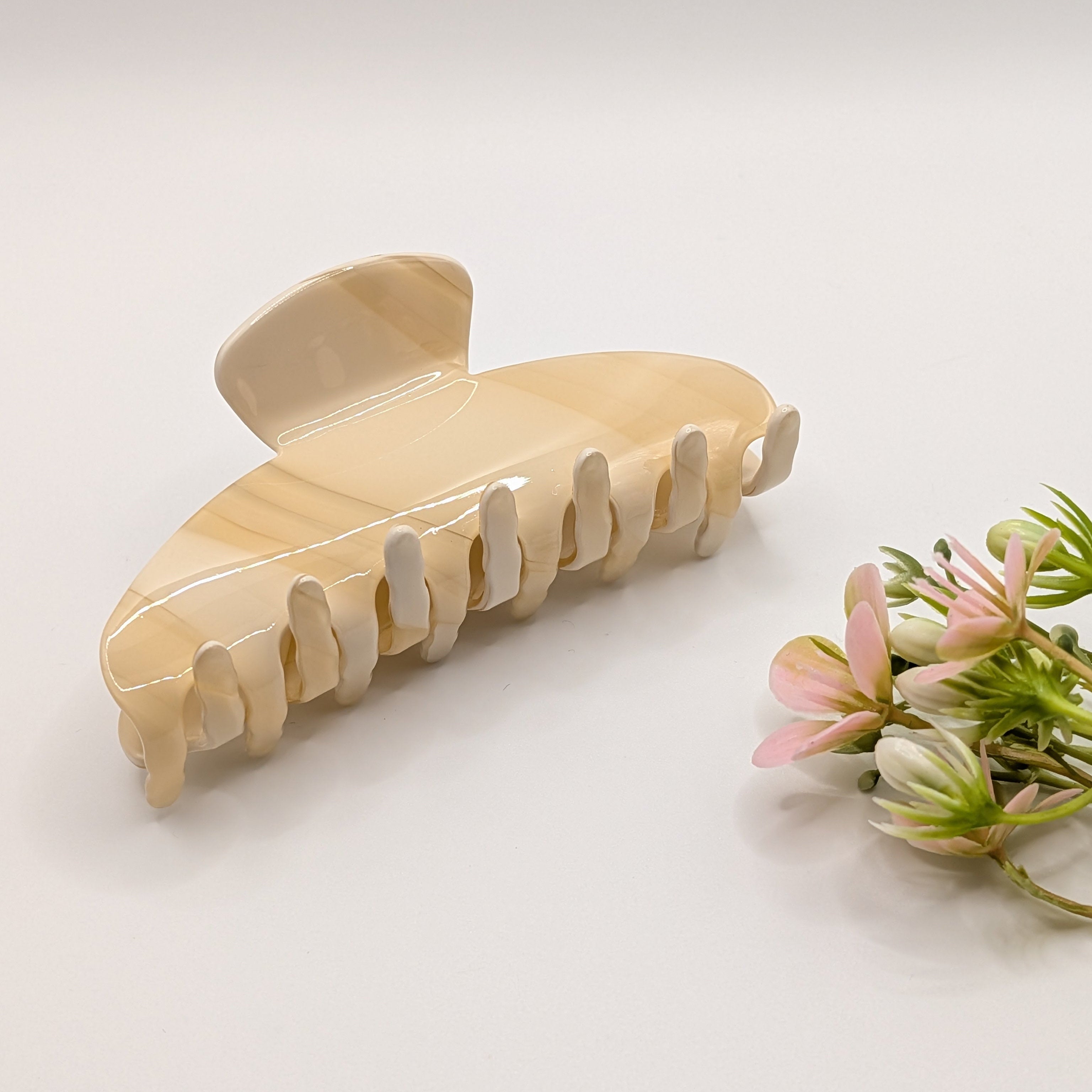 Creme Marmoriert - "Sandmarmor" 10cm Premium Acetat Haarklammer - Mercy Haaraccessoires

Beige marmorierte Haarklammer platziert neben rosa Blumen als dekoratives Lifestyle-Produktfoto.