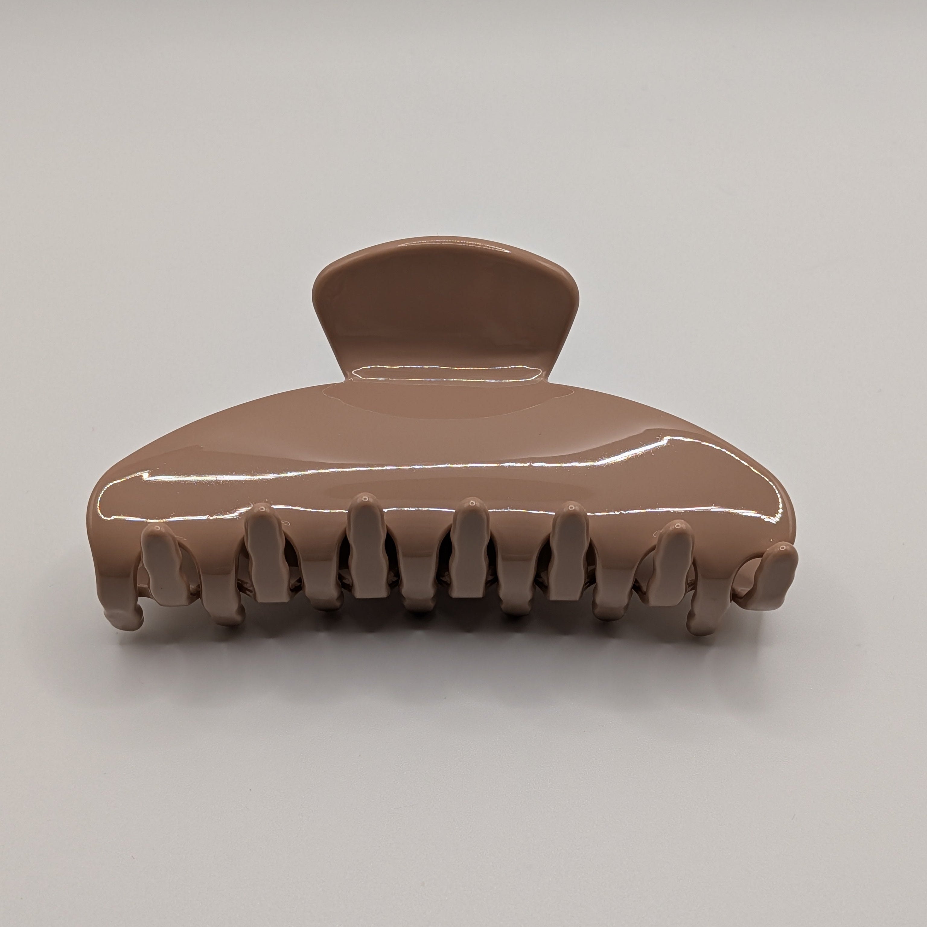 Altrosa - "Antique Rose" 10cm Elegantes Mauve aus Acetat Haarklammer - Mercy Haaraccessoires

Ansicht von oben auf die beige Haarklammer mit Fokus auf den transparenten Federmechanismus.