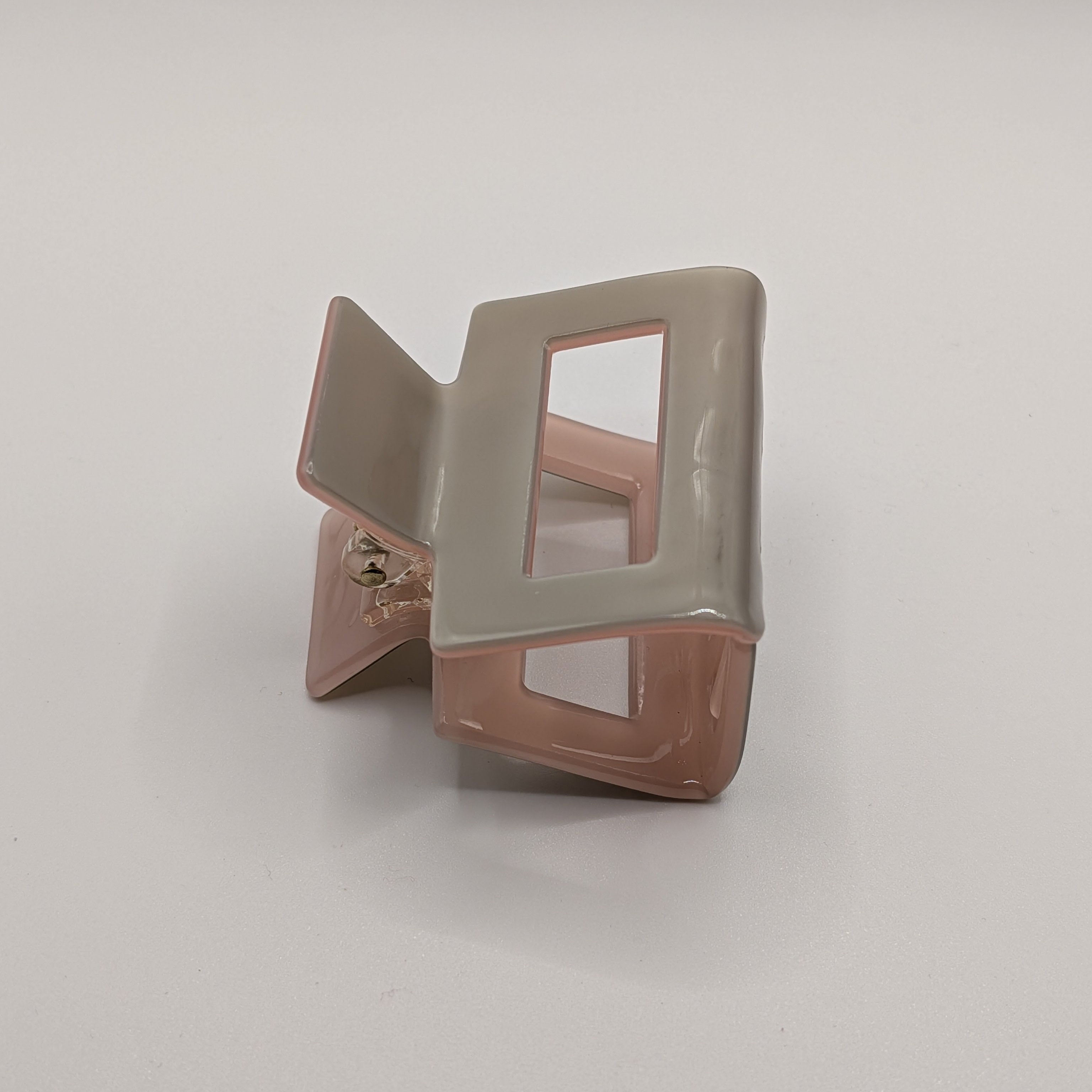 Rosé-Grau Duo - Haarspange „Classic-Pastell“ | Rosa-Grau Block - Mercy Haaraccessoires

Seitenansicht der Haarklammer im Two-Tone Design zeigt den Kontrast zwischen der beigen Außenseite und der rosa Innenseite.