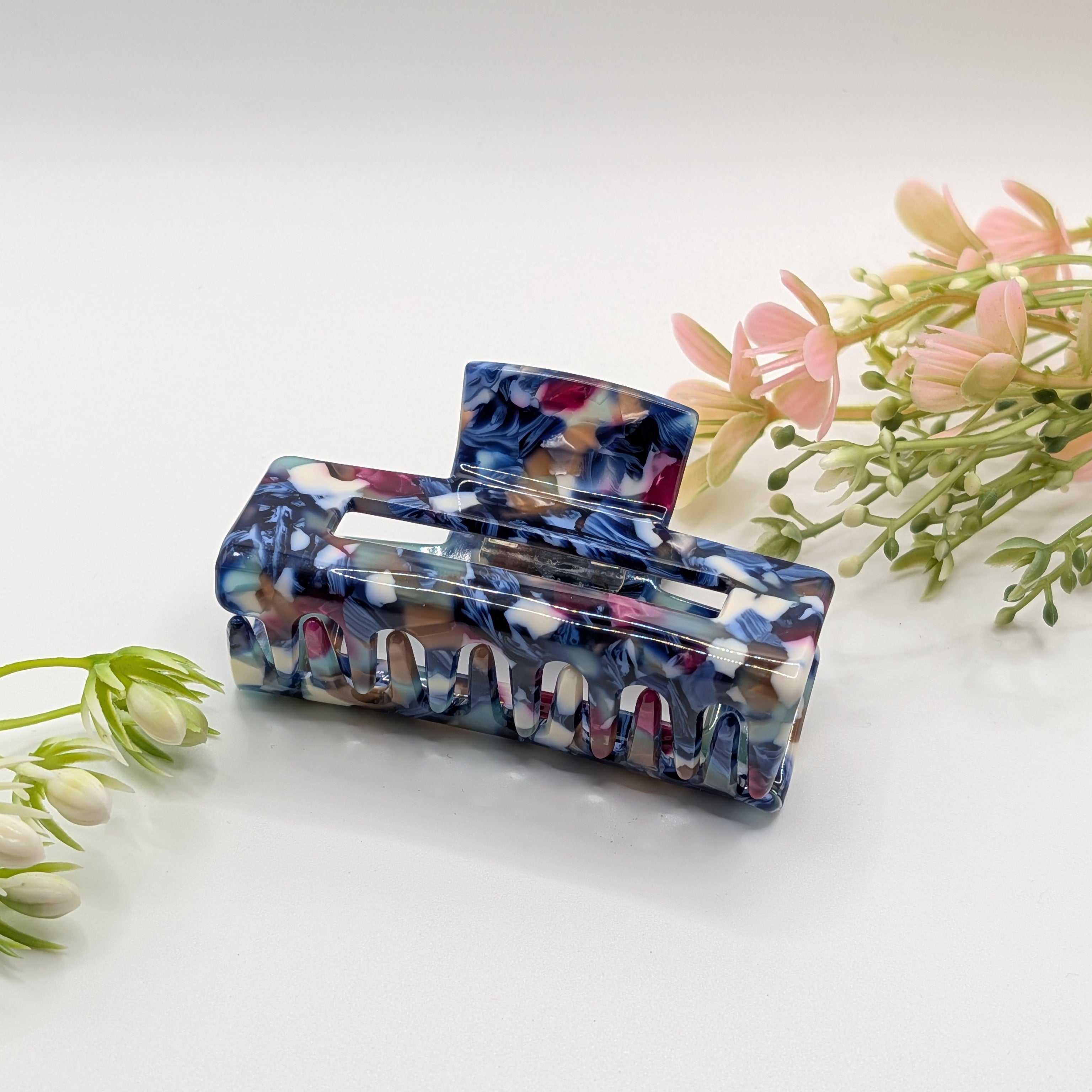 Blaues Galaxie Mosaik - "Geo-Midnight Maxi" 7.5cm Haarspange - Mercy Haaraccessoires

Blaue marmorierte Haarklammer dekorativ arrangiert mit zarten rosa und weißen Kunstblumen.