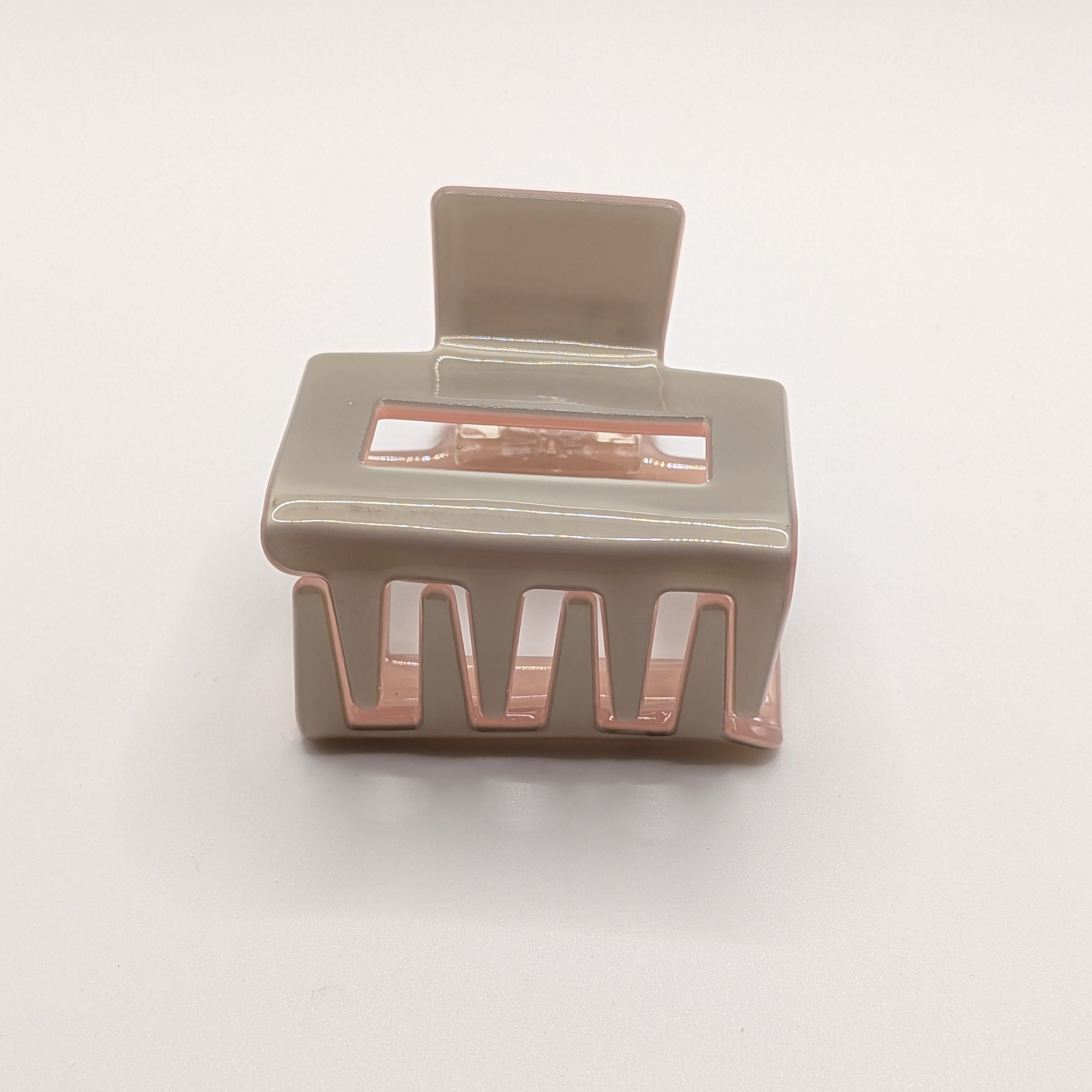 Rosé-Grau Duo - Haarspange „Classic-Pastell“ | Rosa-Grau Block - Mercy Haaraccessoires

Frontansicht einer eckigen, zweifarbigen Haarklammer in Beige mit rosa Innenseite auf weißem Grund.