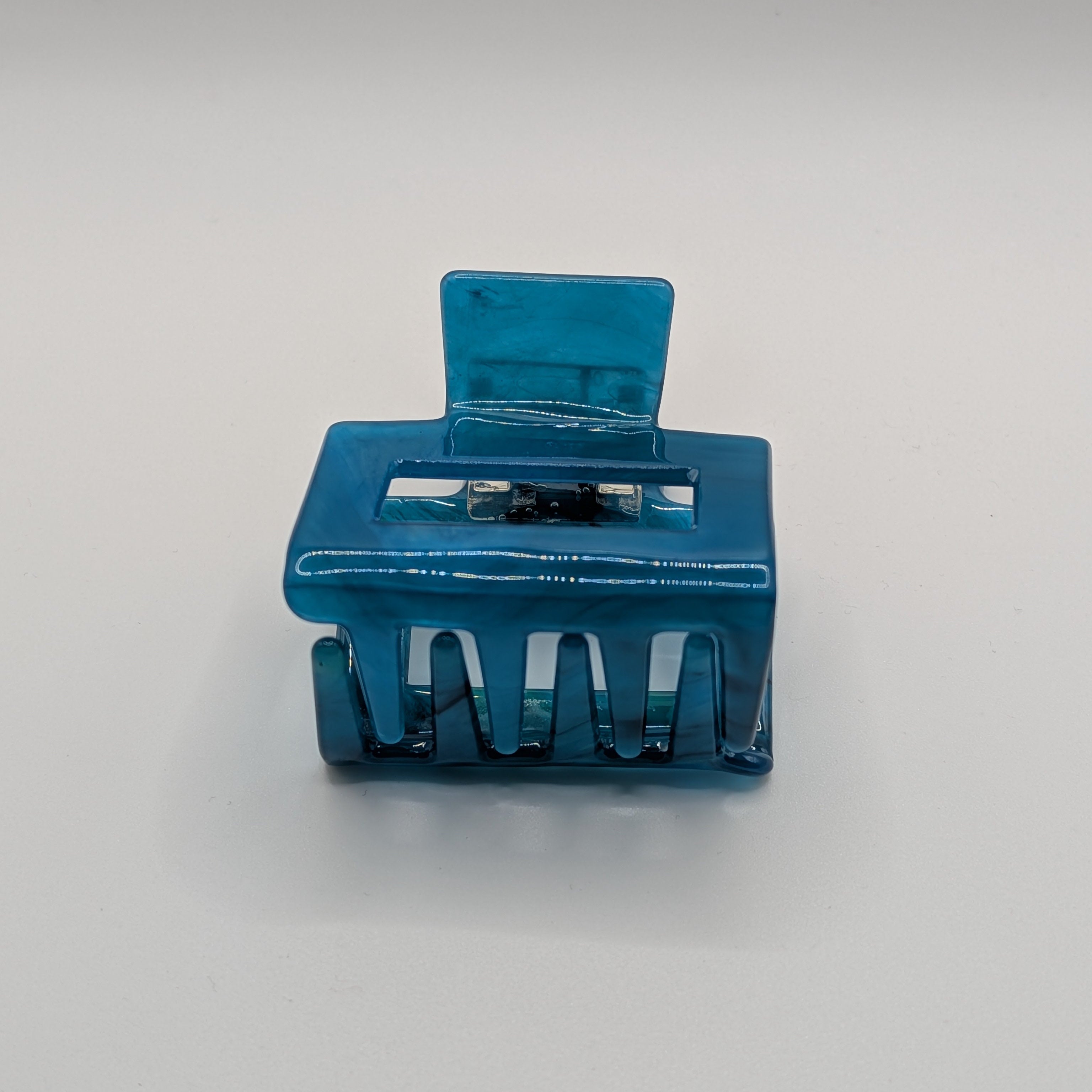 Ozeanblau Marmoriert - Haarspange „Geo-Marine“ | Transluzentes Petrol-Blau - Mercy Haaraccessoires

Quadratische Haarklammer in dunklem Petrol mit dezenter Marmorierung in der Vorderansicht.