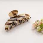 Klassisches Schildpatt - "Cappuccino Wave" – 10cm Luxus Acetat Haarklammer - Mercy Haaraccessoires

Große geschwungene Haarklammer mit braun-beigem Marmor-Muster in Schildpatt-Optik.