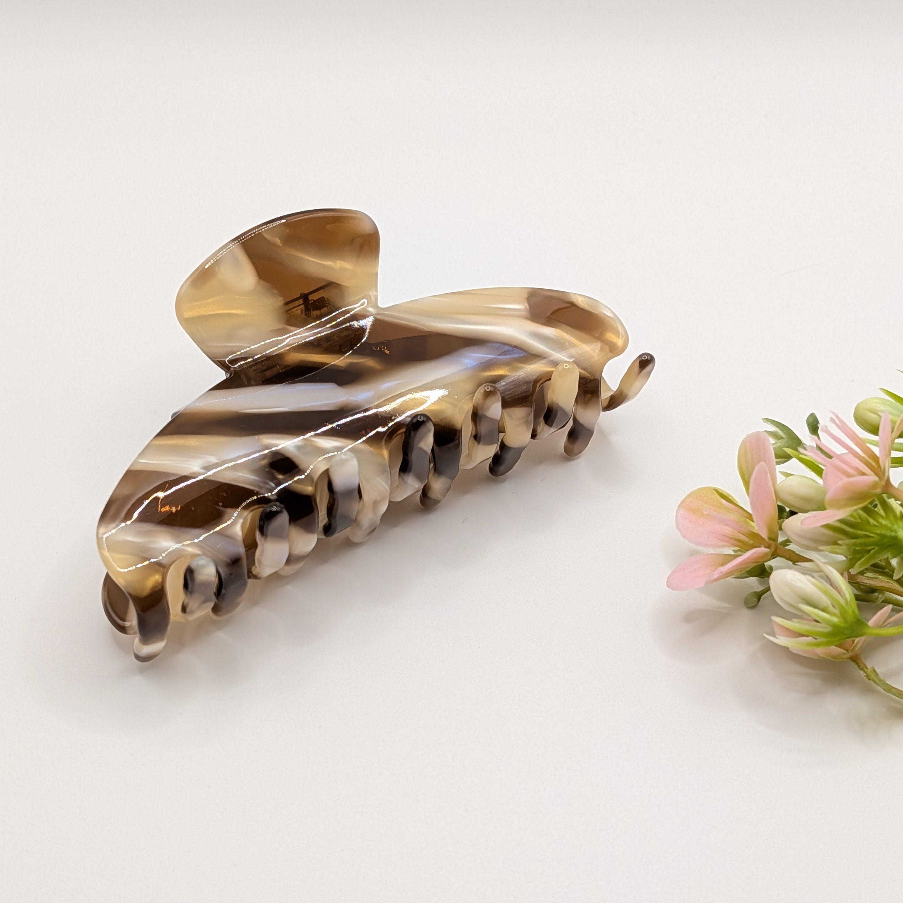 Klassisches Schildpatt - "Cappuccino Wave" – 10cm Luxus Acetat Haarklammer - Mercy Haaraccessoires

Große geschwungene Haarklammer mit braun-beigem Marmor-Muster in Schildpatt-Optik.