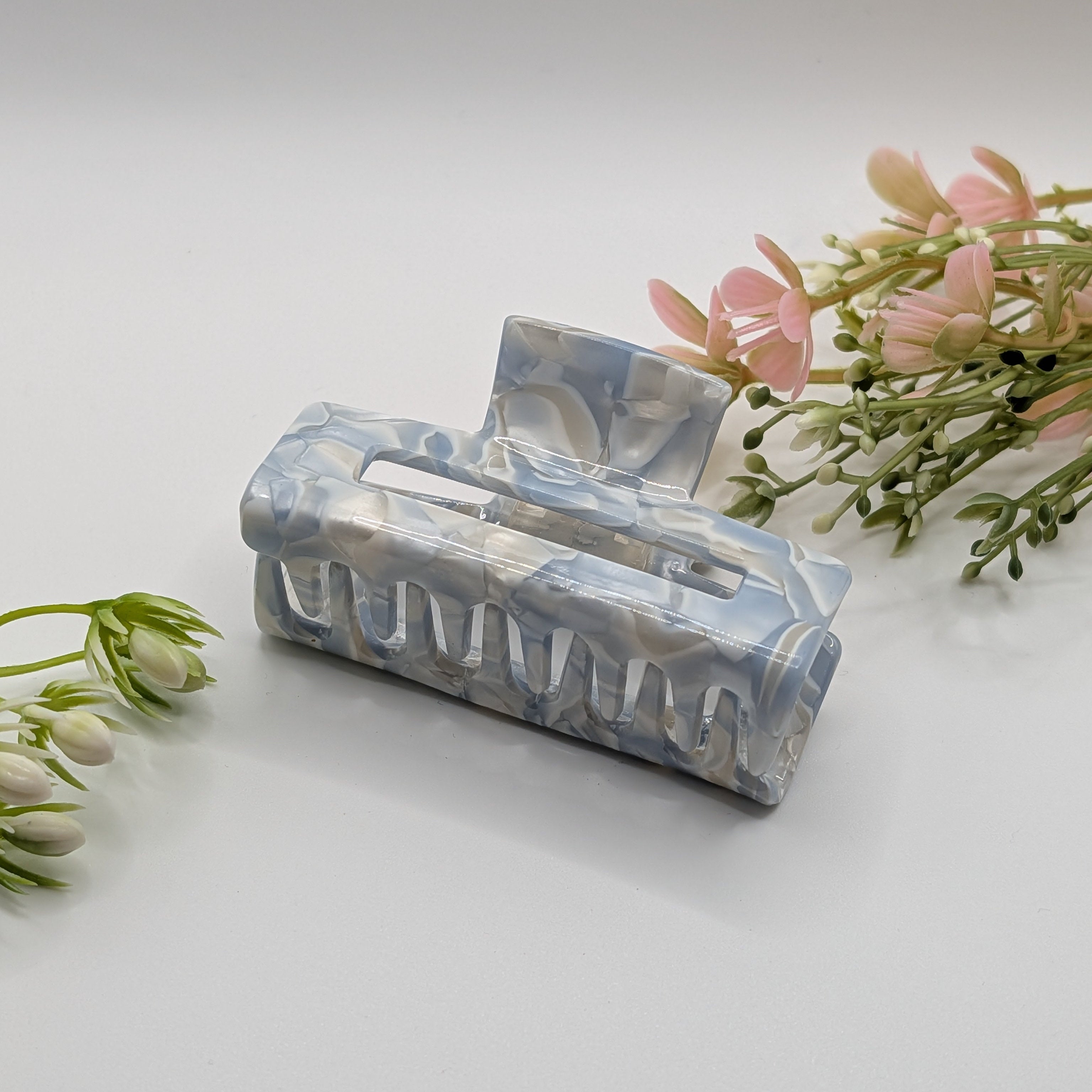 Arktisblau Marmoriert - "Geo-Achat Maxi" 7.5cm Haarspange - Mercy Haaraccessoires

Hellblau-weiß marmorierte Haarklammer ästhetisch arrangiert mit rosa Kunstblumen.