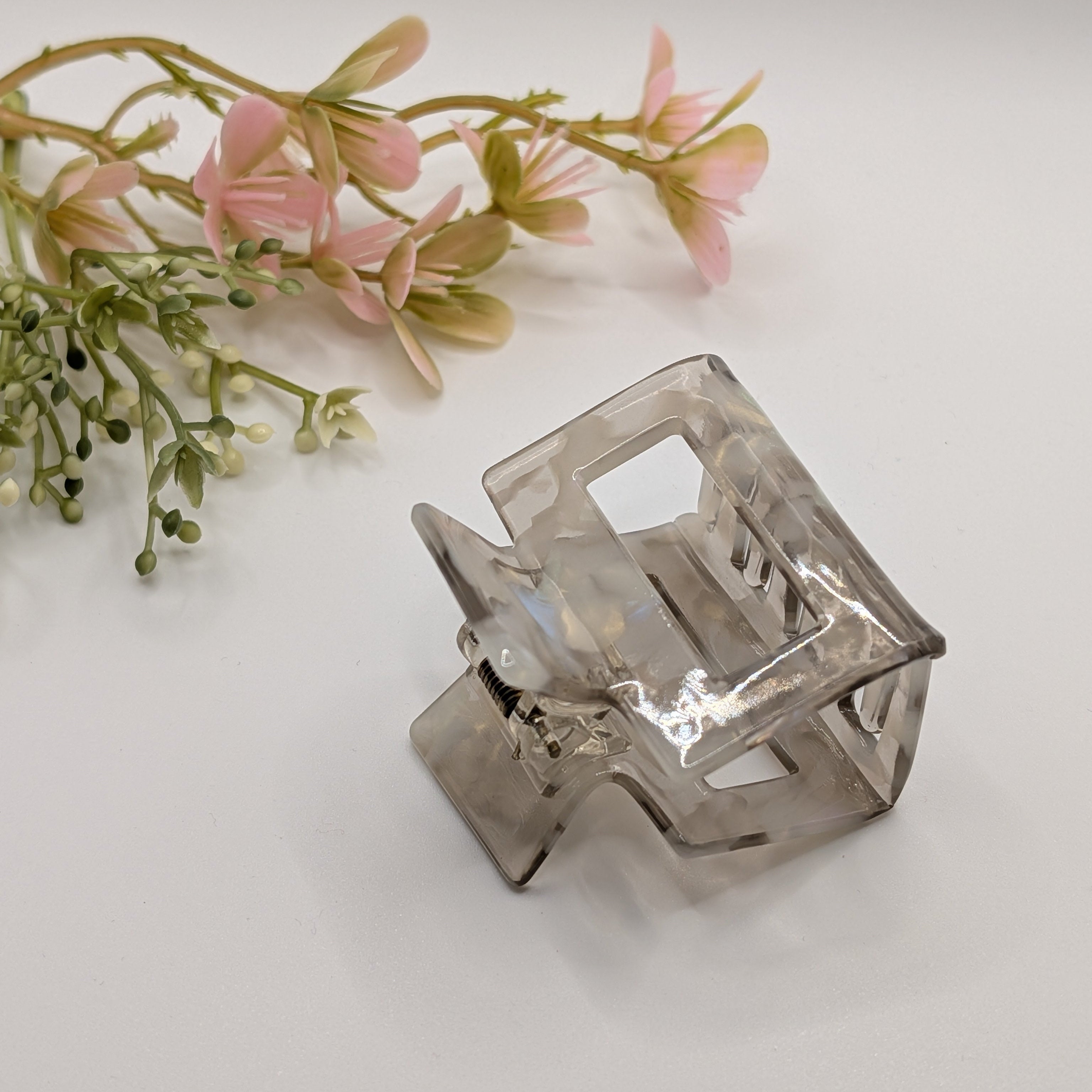 Mondlicht Marmoriert - Haarspange „Classic Pearl“ | Transluzentes Perlmutt-Grau - Mercy Haaraccessoires

Eine elegant marmorierte Haarklammer in Grau- und Cremetönen in der Schrägansicht mit Blumendekoration.