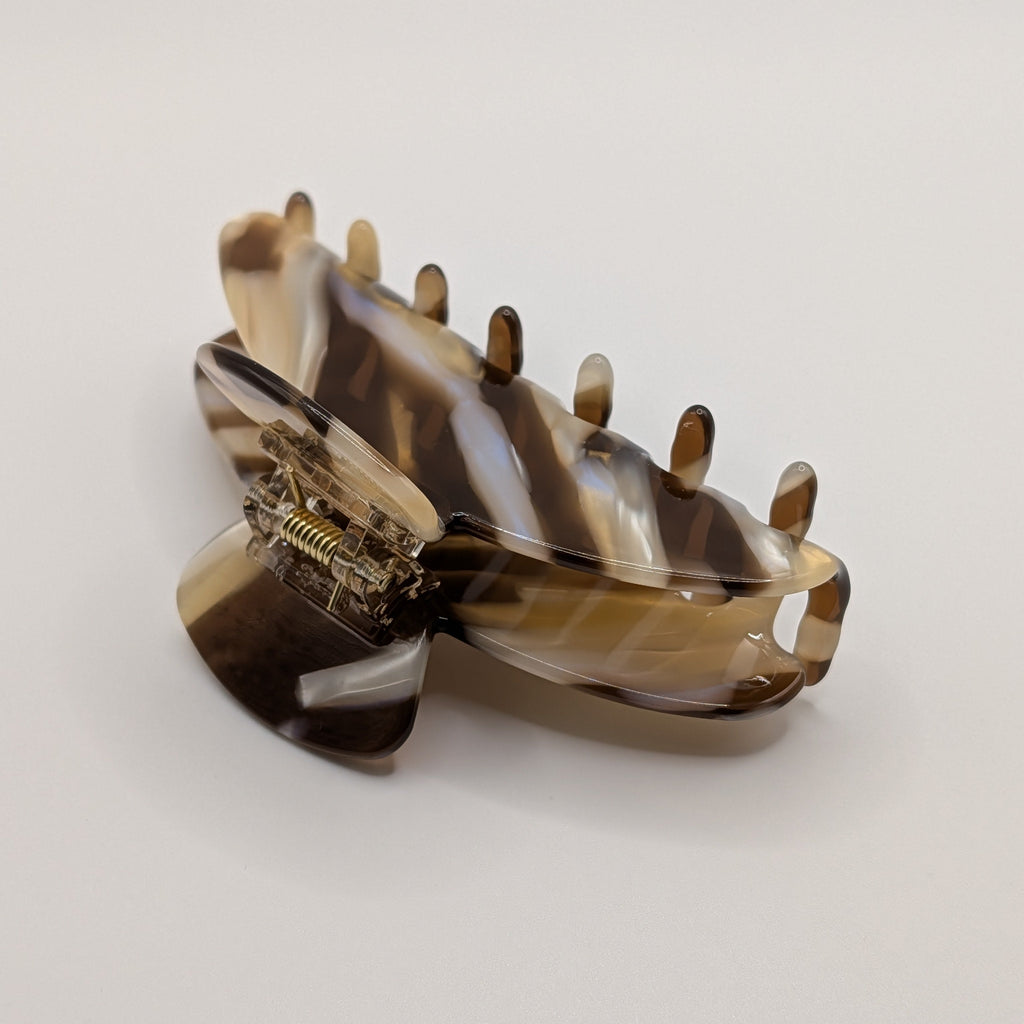 Klassisches Schildpatt - "Cappuccino Wave" – 10cm Luxus Acetat Haarklammer - Mercy Haaraccessoires

Seitenansicht der großen marmorierten Haarspange, zeigt die geschwungene Form und Krallen.