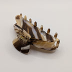 Klassisches Schildpatt - "Cappuccino Wave" – 10cm Luxus Acetat Haarklammer - Mercy Haaraccessoires

Seitenansicht der großen marmorierten Haarspange, zeigt die geschwungene Form und Krallen.