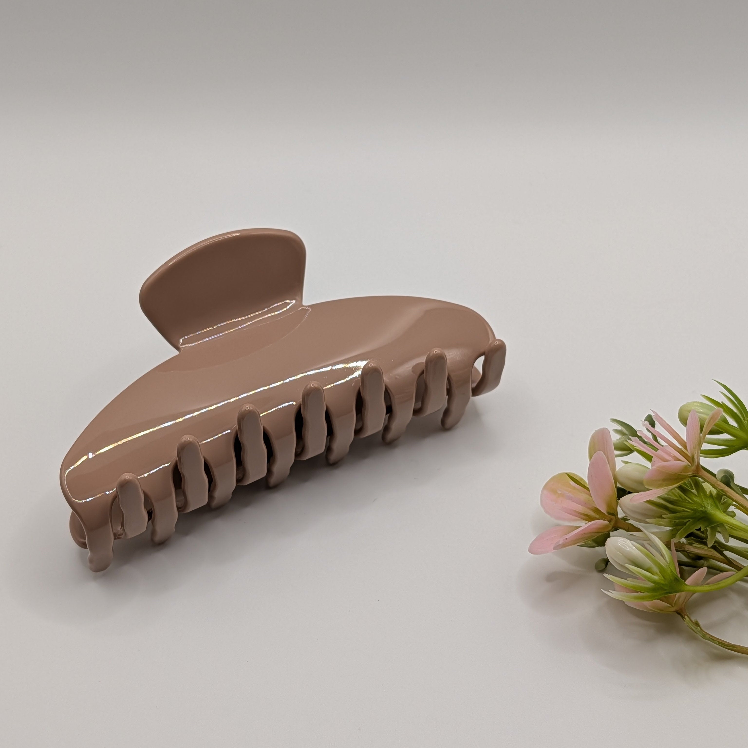 Altrosa - "Antique Rose" 10cm Elegantes Mauve aus Acetat Haarklammer - Mercy Haaraccessoires

Die mauvefarbene Haarklammer ästhetisch arrangiert neben künstlichen Blumen als Produktpräsentation.